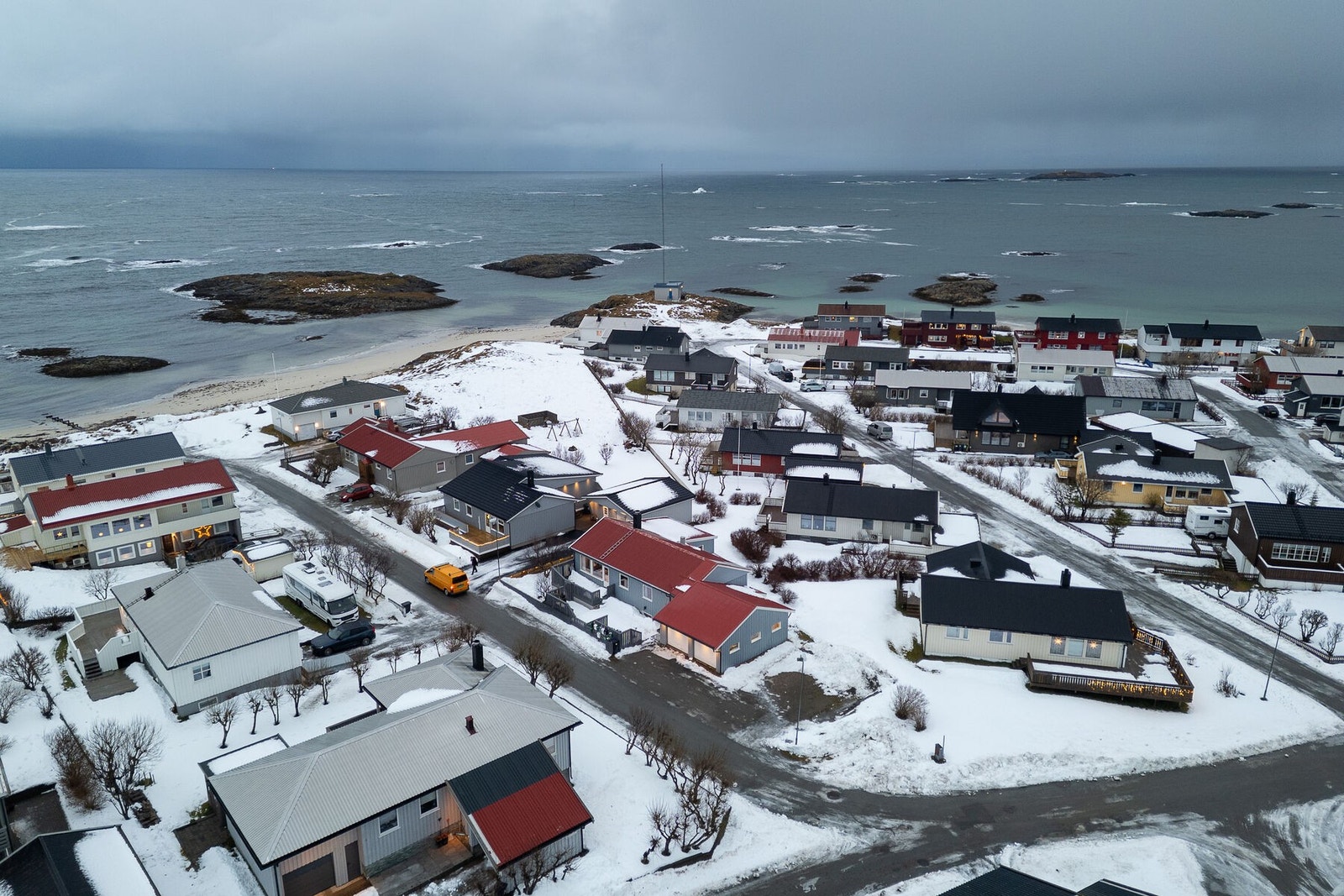 Her bor du i et attraktivt boligområde ca. 3 km sørvest for Andenes sentrum, med umiddelbar nærhet til havet og flotte turområder. Galleribilde