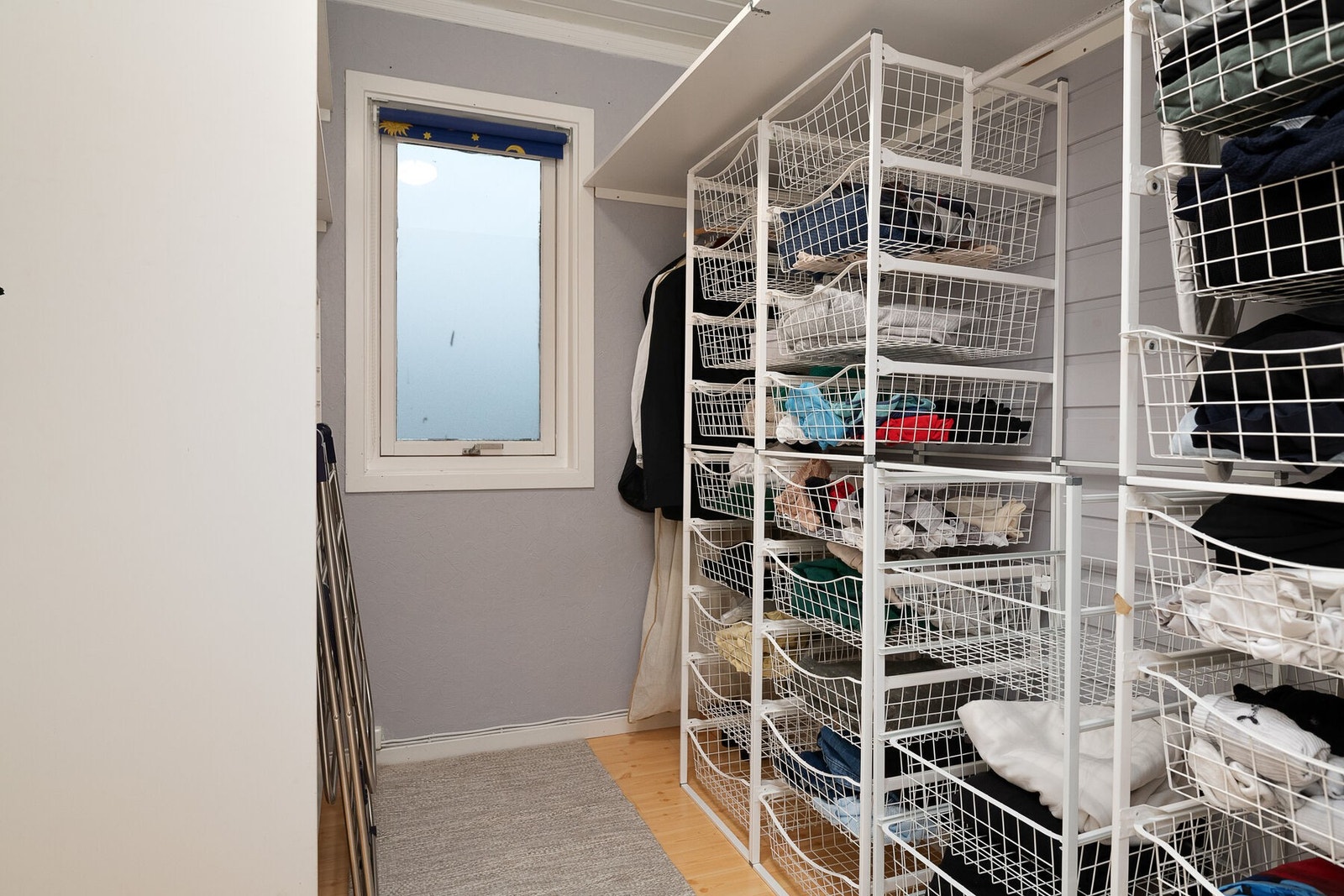 Bod med god plass til praktiske oppbevaringsløsninger. Boden er opprinnelig et vaskerom, bruksendring er ikke omsøkt. Galleribilde