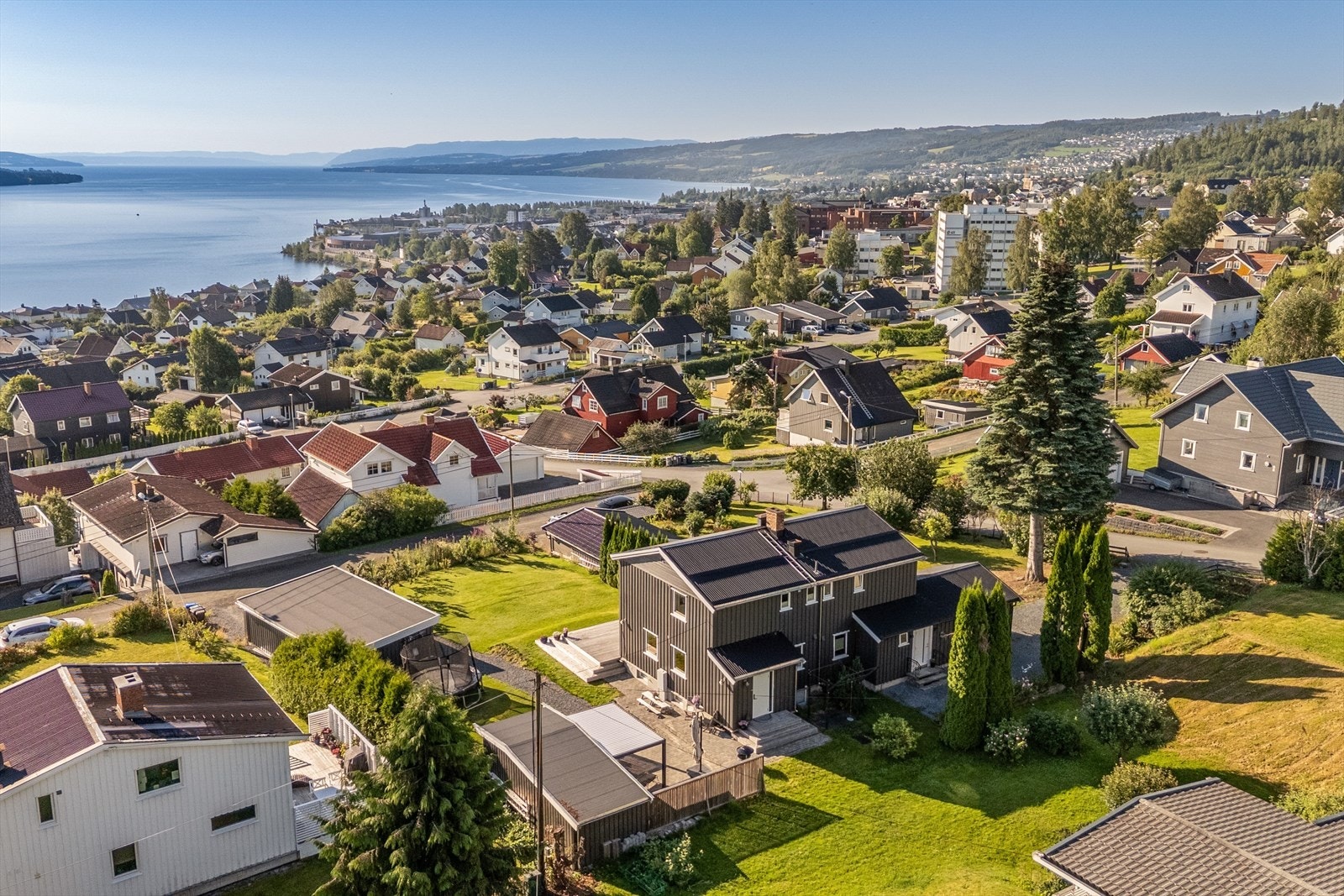 Det er kort vei til sykehus, sentrum, Gjøvik stadion, Tranberghallen og skoler/barnehage. Galleribilde