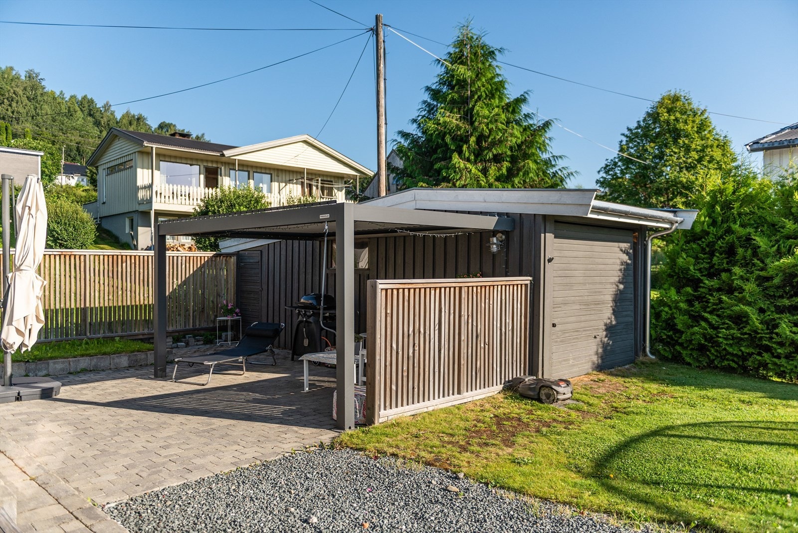 Pent opparbeidet og avskjermet med levegger. Galleribilde