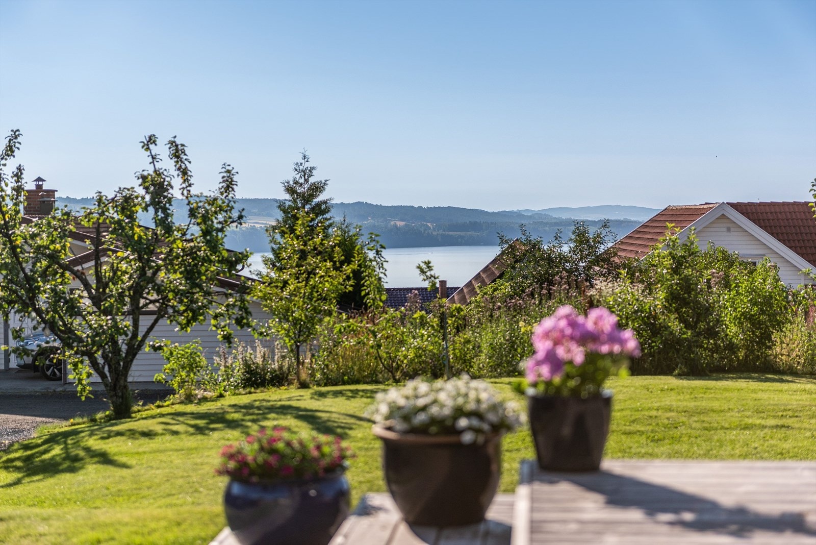 Vidstrakt utsikt og høydeforskjell mot vei som gir lite innsyn. Galleribilde