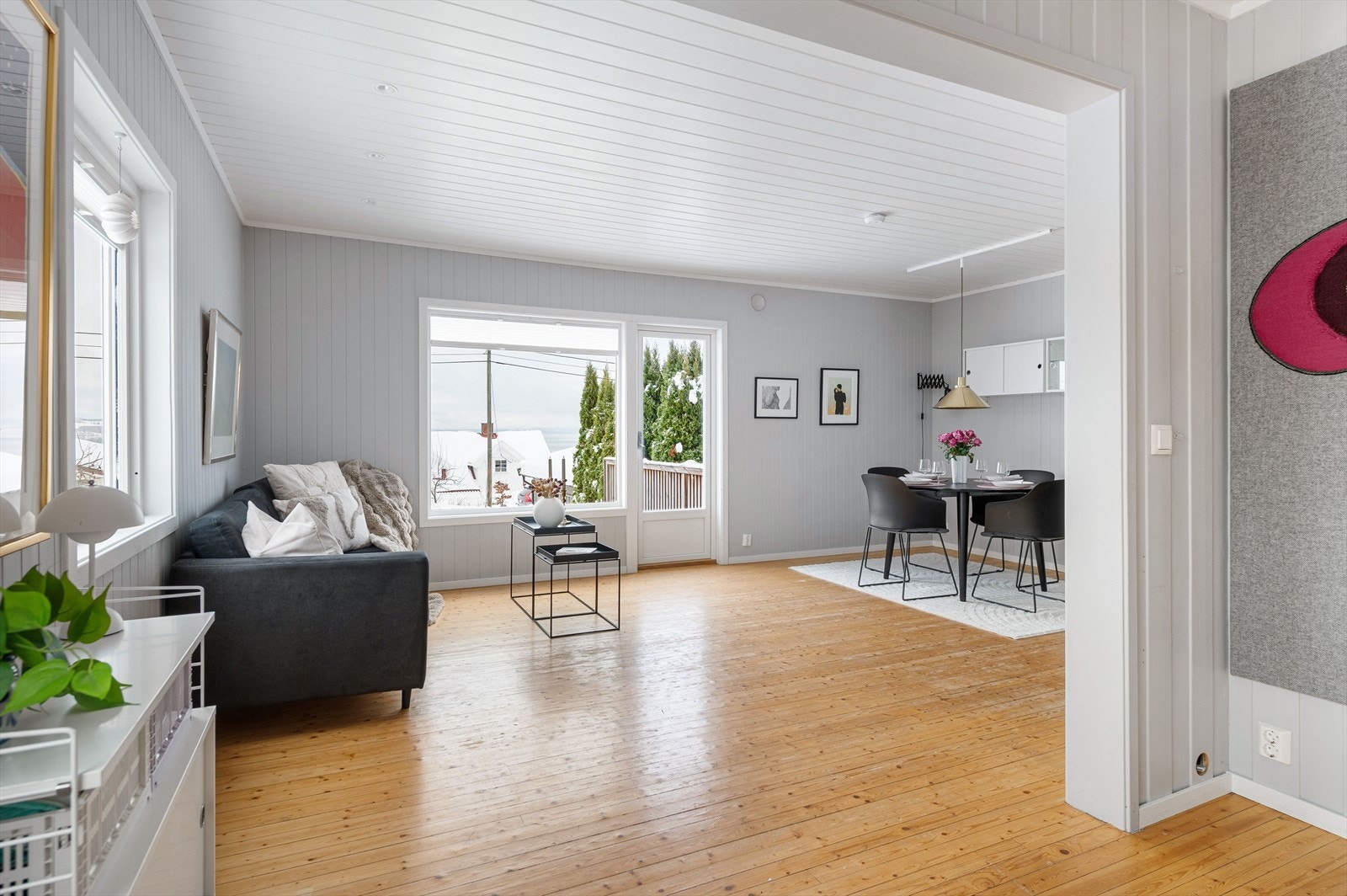 Velkommen inn - En velholdt tomannsbolig med familievennlig planløsning, store oppholdsrom og utsikt mot Mjøsa! Galleribilde