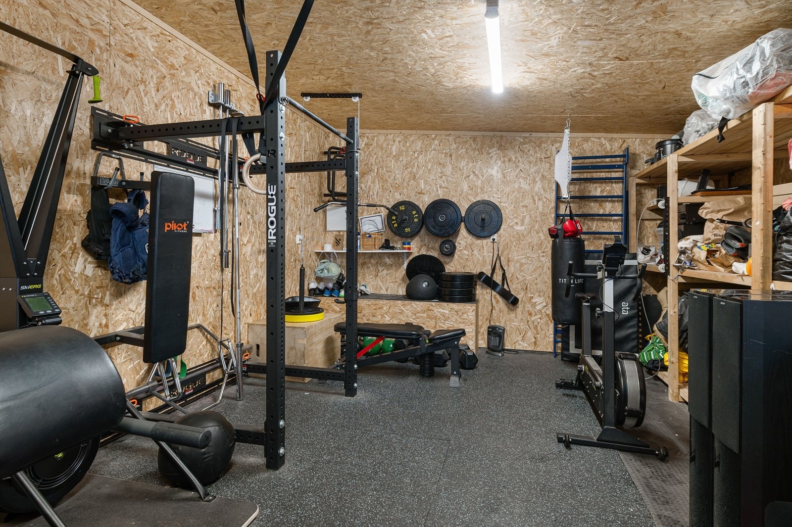 Avdeling bak i garasjen - Benyttet som treningsrom - Presiseres at utstyr m.m. ikke følger salget. Galleribilde