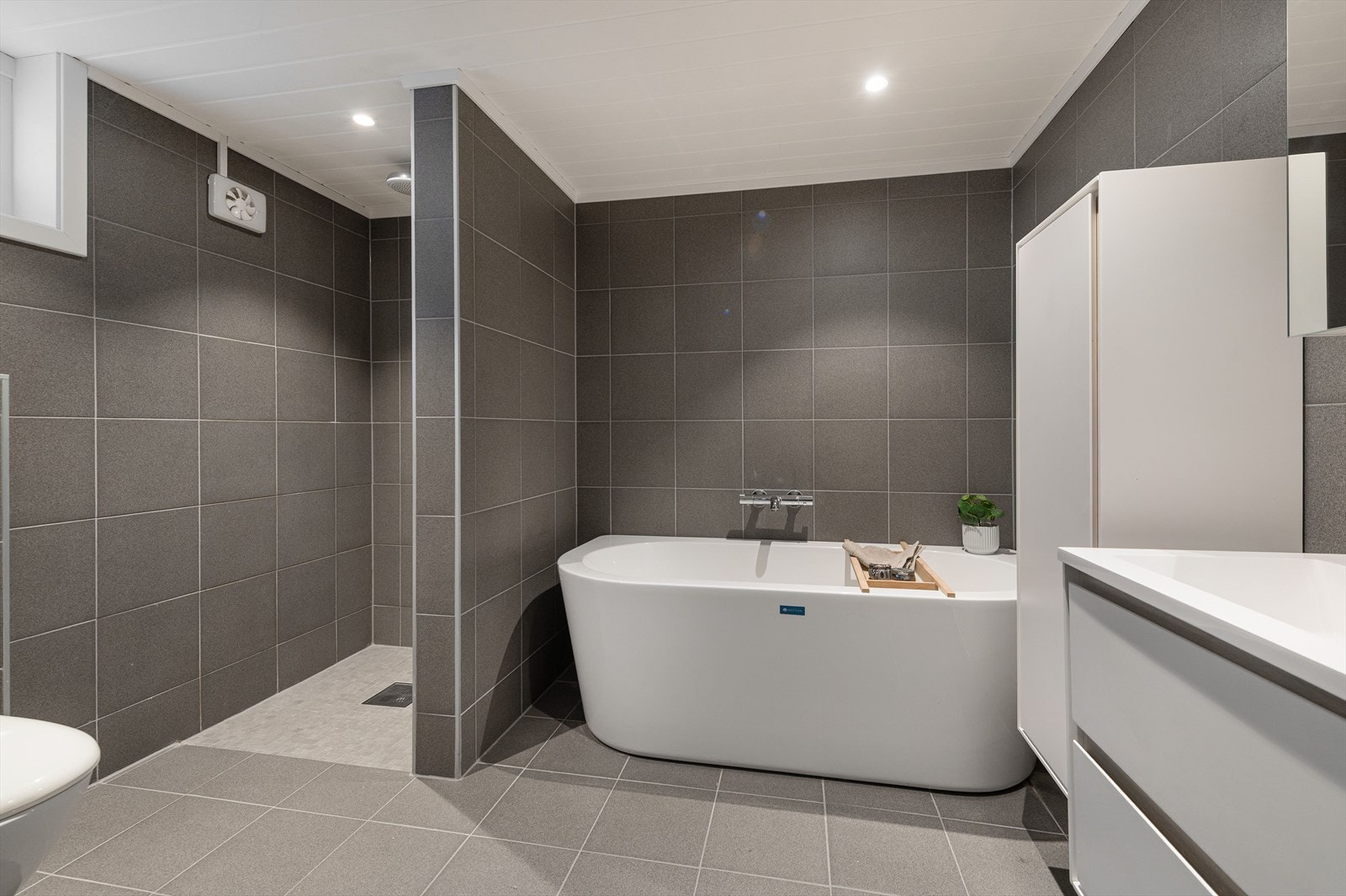 Helfliset med varmekabler og elektrisk avtrekk. Galleribilde