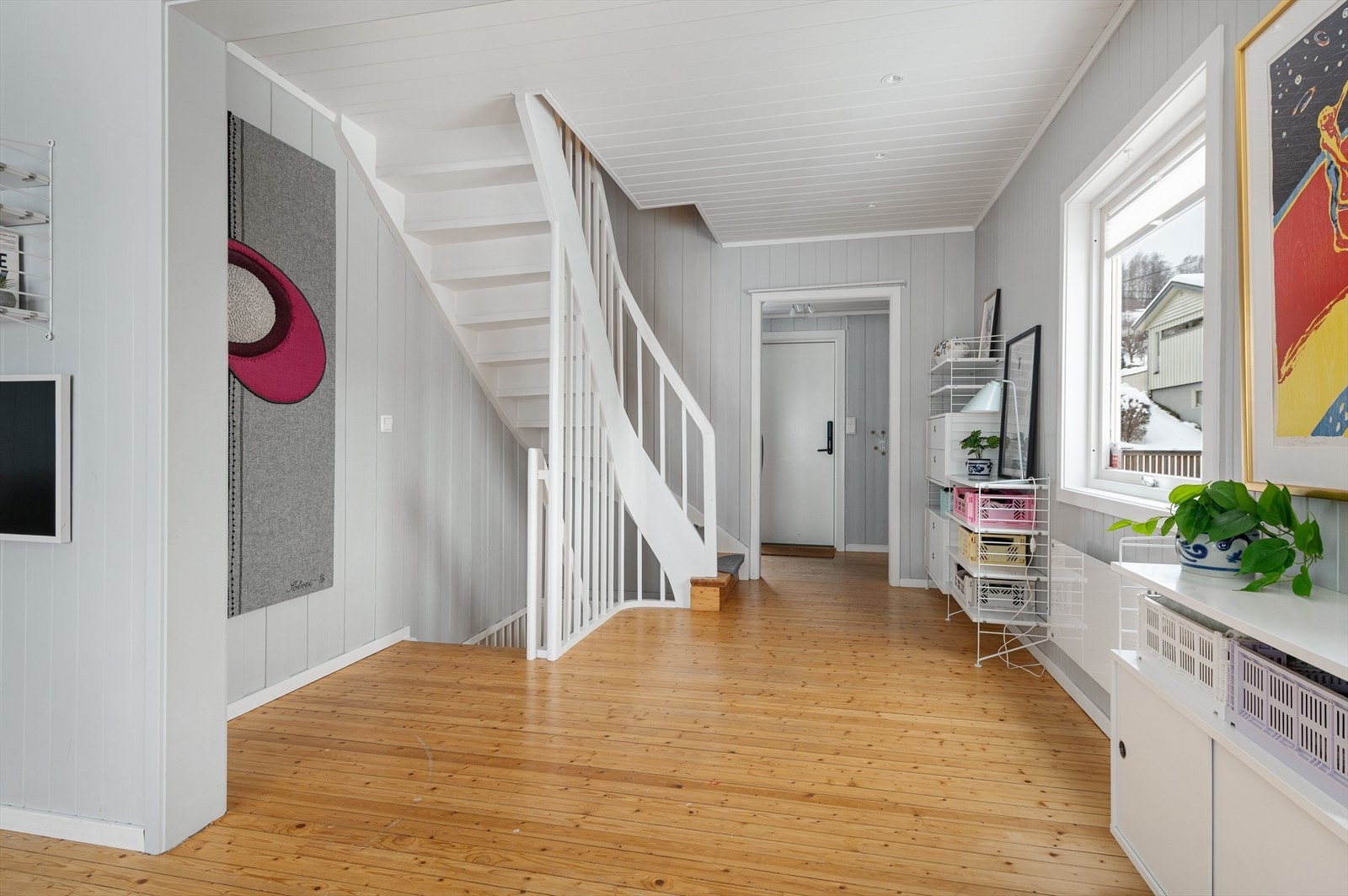 Romslig entre / gang med plass til ønsket møblement. Galleribilde