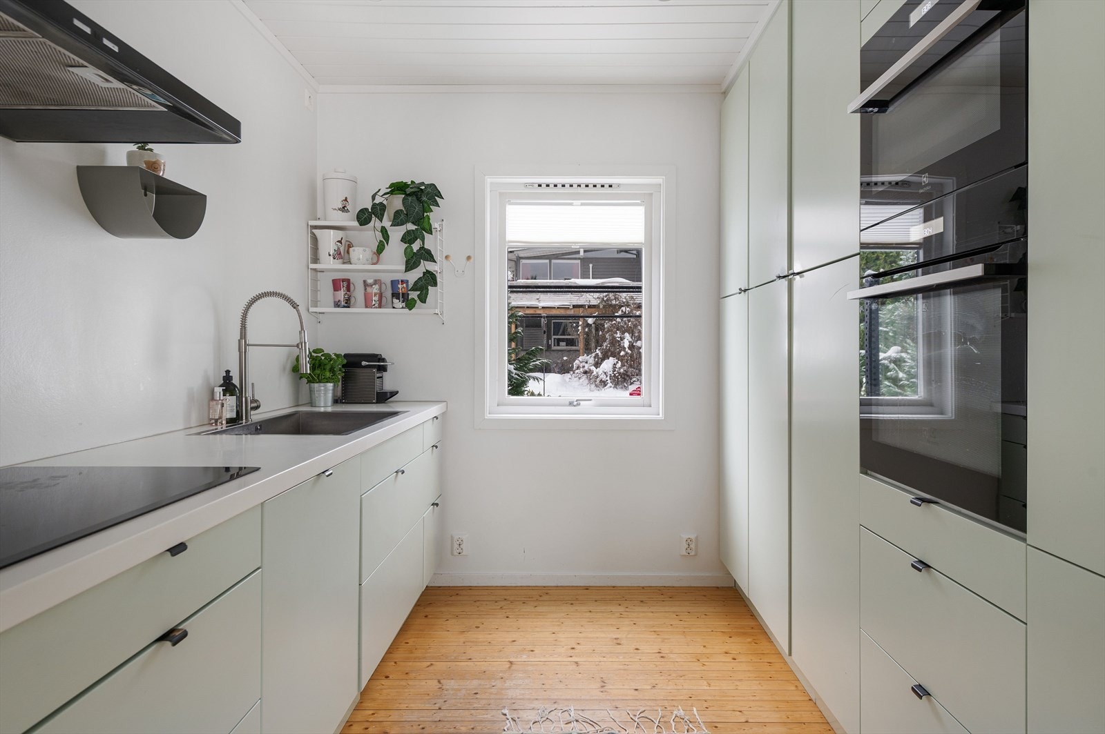 Høyskap langs en vegg gir rikleig med skapplass. Galleribilde