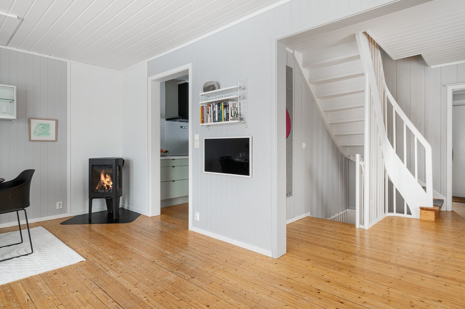 Naturlig tv-vegg mot både sofaområde og spisestue. Galleribilde