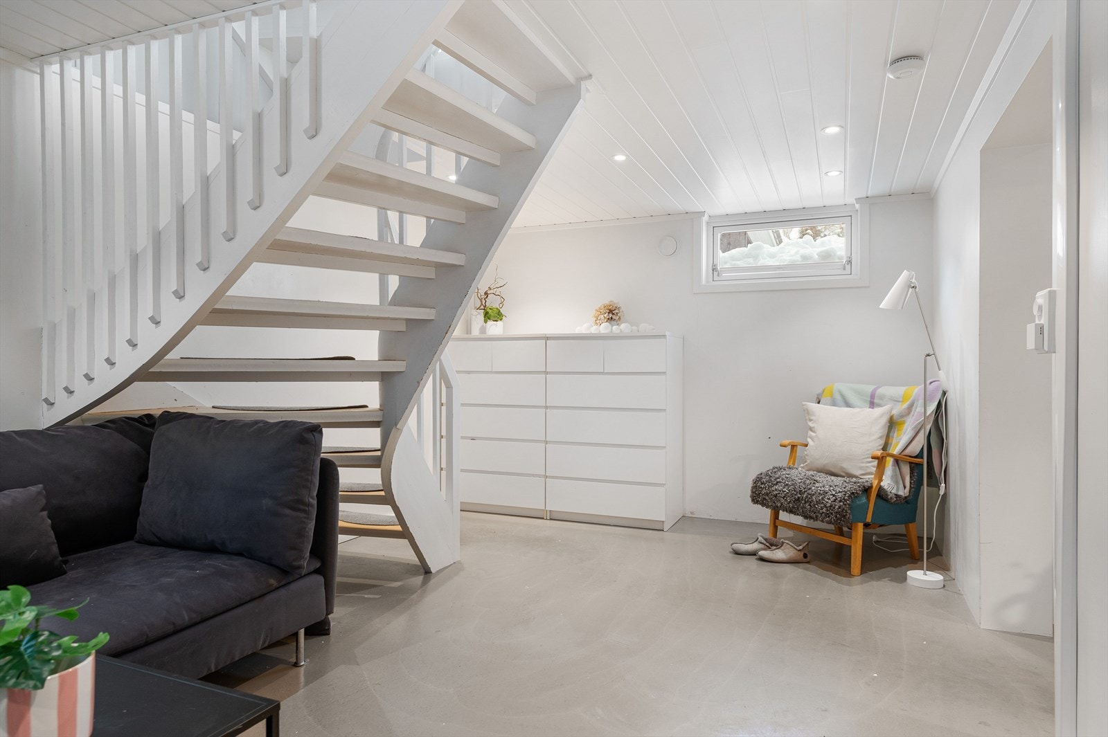 Det ble drenert i 2014 og etterisolert kledd innvendig i 2018. Galleribilde