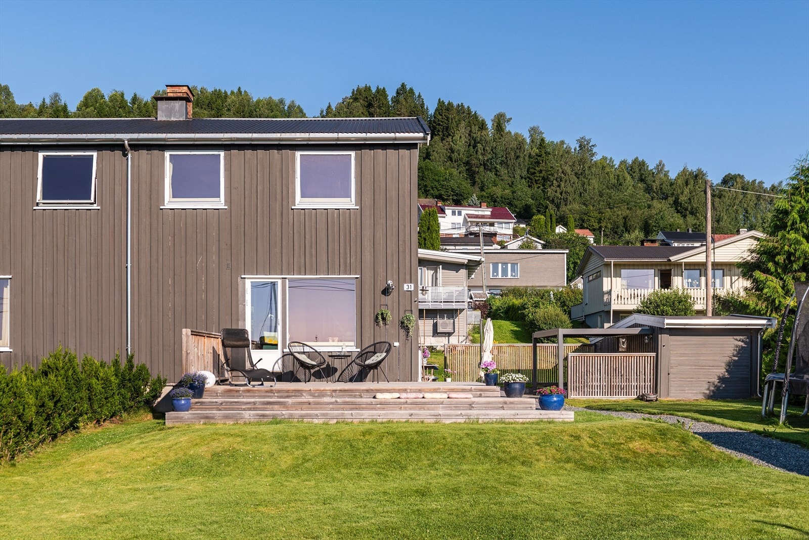 Terrasse med fantastisk utsikt og mulighet til flere møbelsoner. Galleribilde
