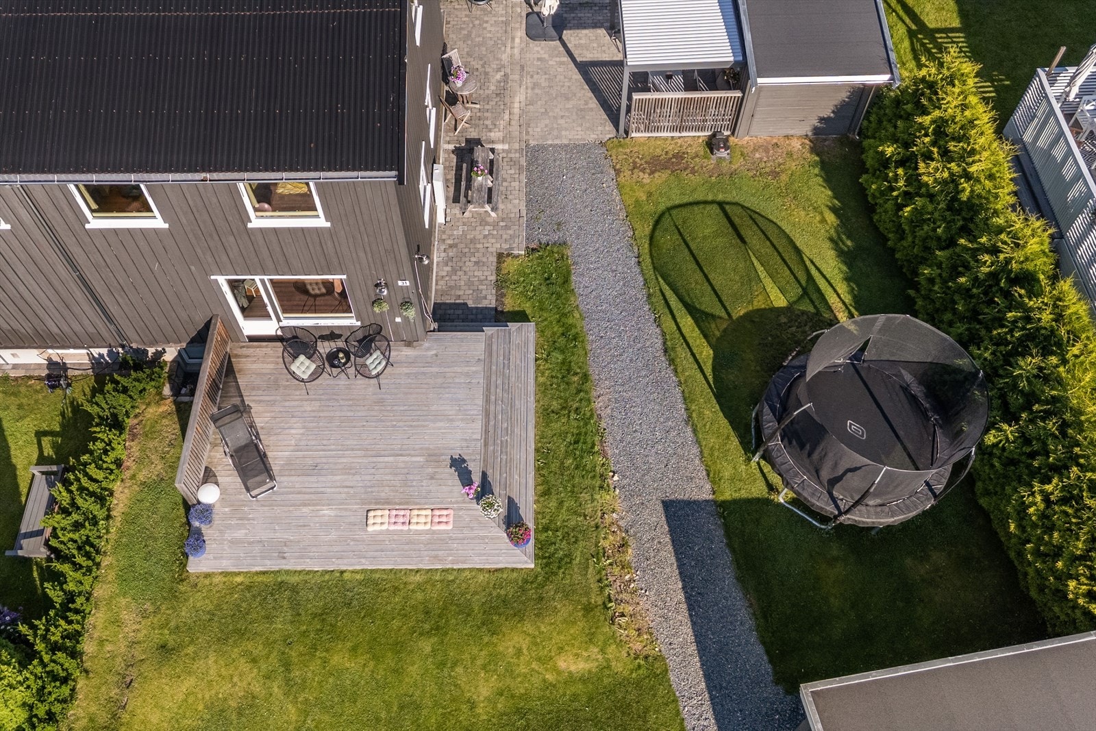 Oversiktsbilde - Terrasser og plenområde. Galleribilde