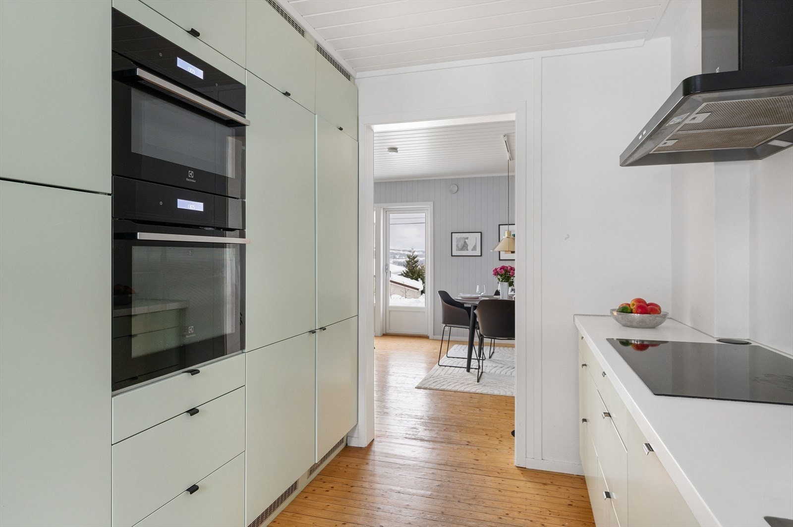 Kjøkkenet er meget praktisk utformet og har gode hvitevarer. Galleribilde