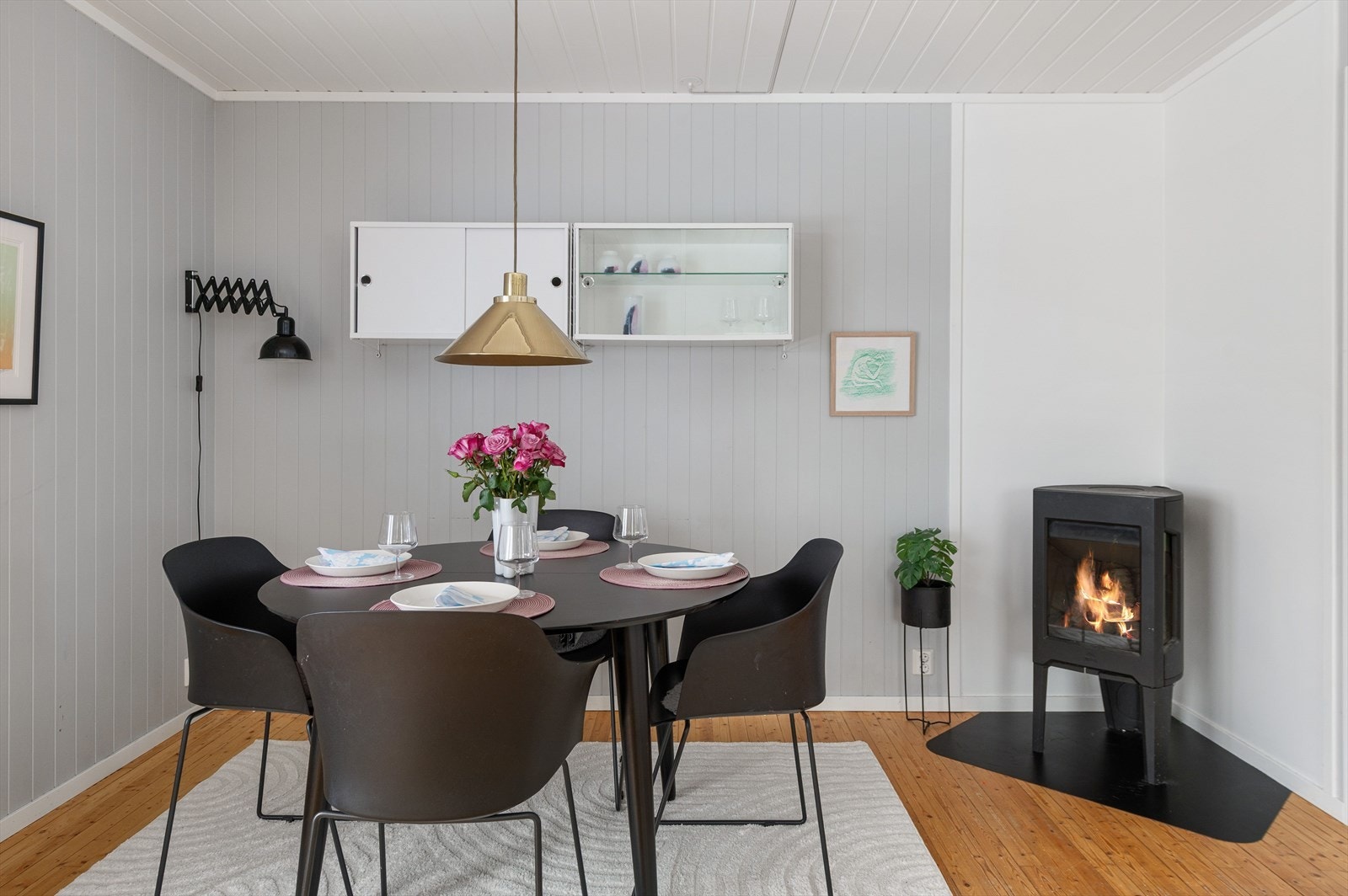 Stilrene overflater med heltre gulv, samt lysmalte vegger og himling. Galleribilde