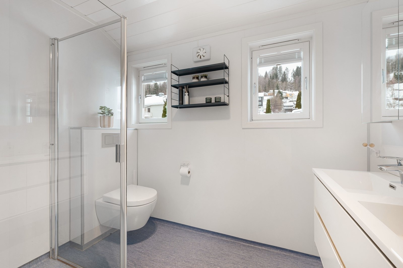 Bad fra 2018 med våtromsbelegg og våtromsplater. Galleribilde