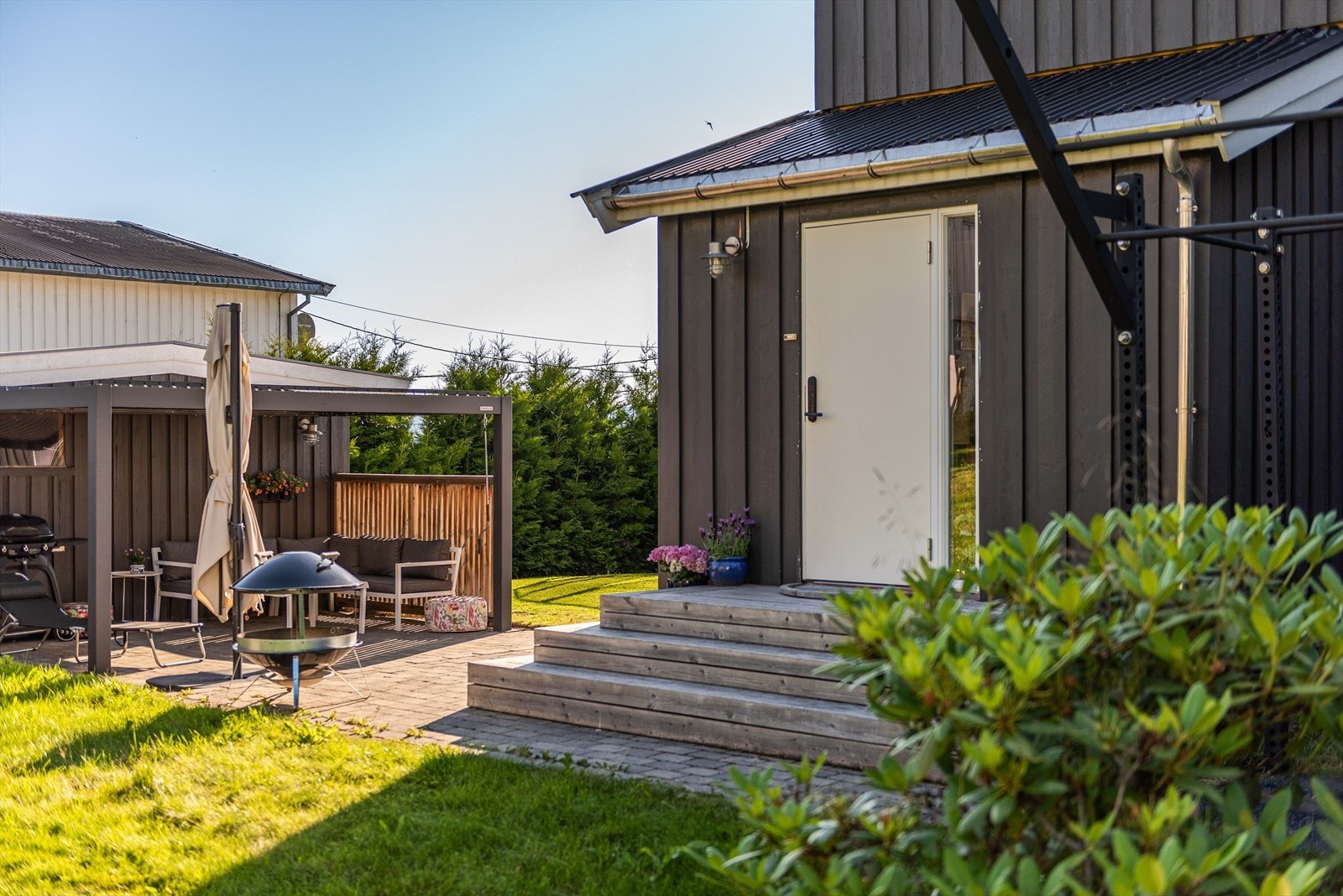 Innbydende førsteinntrykk med uteområde - Tidligere garasje nyttes som bod. Galleribilde