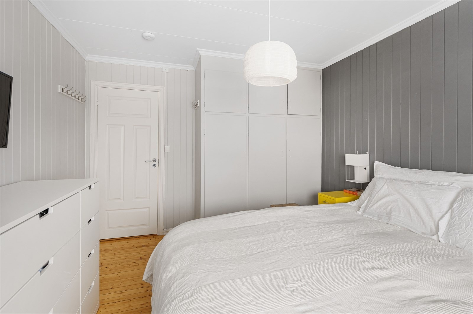 Plassbygd garderobeskap med hyller og heng. Galleribilde