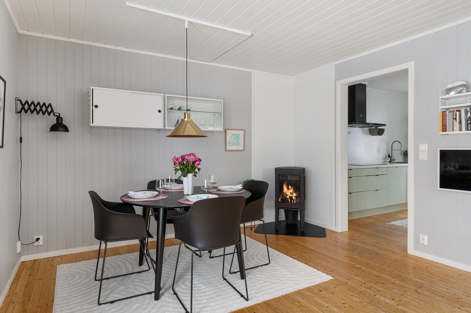 Spisestuen får sin naturlige plassering mot kjøkkenet. Galleribilde