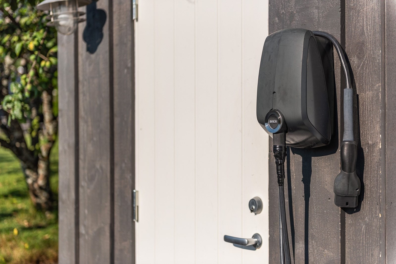 Elbillader fra 2025 på vegg. Galleribilde