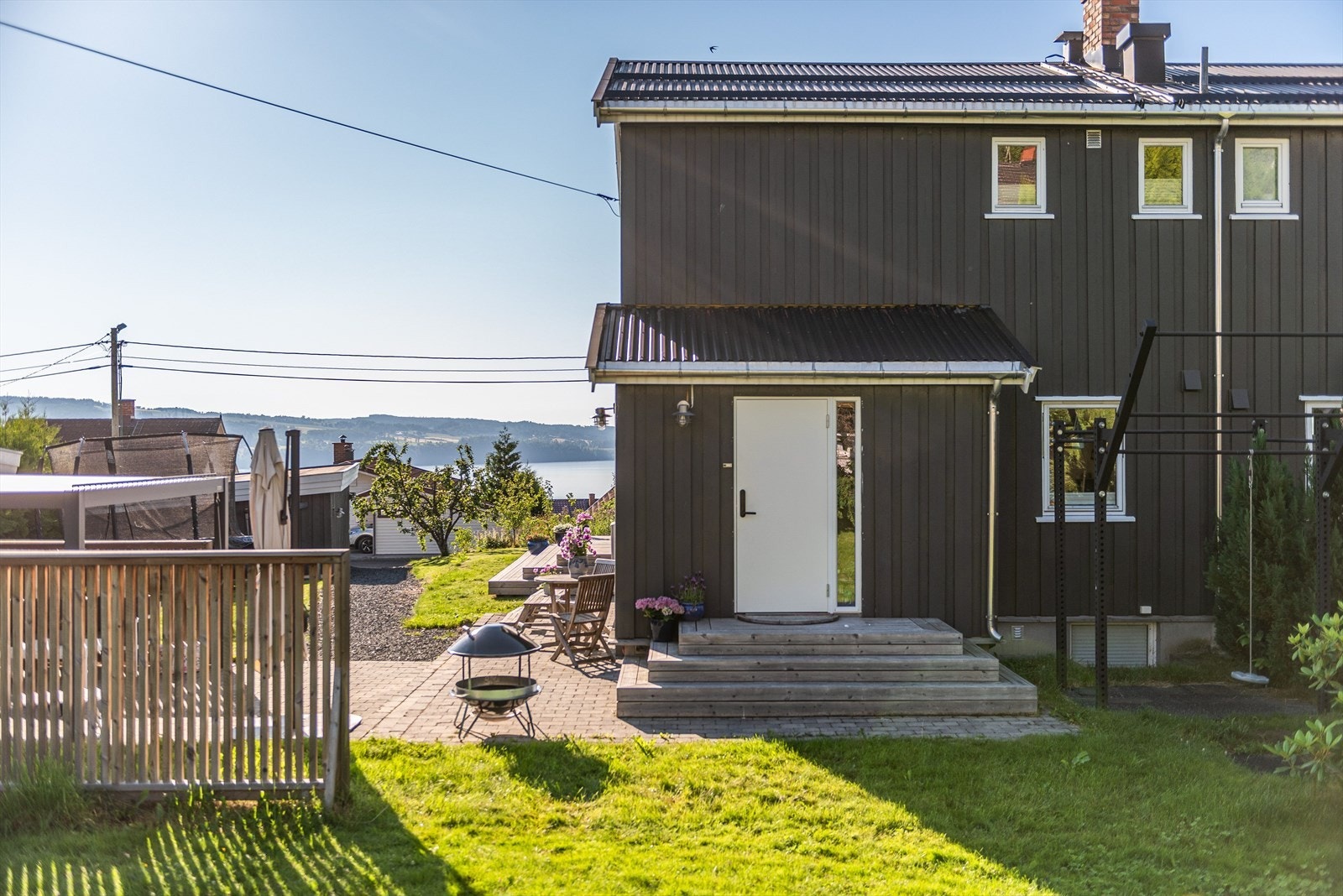 Boligen har meget fine uteområder med belegningsstein, pergola og flere soner for møblering. Galleribilde