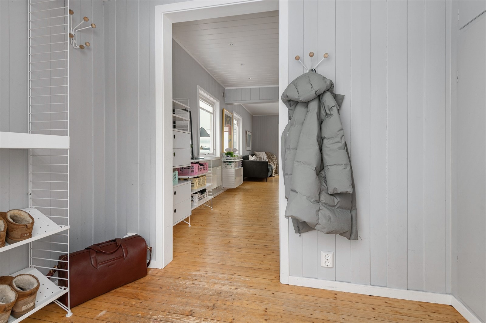 Entre med plass til åpen garderobeløsning, samt plassbygd garderobe. Galleribilde