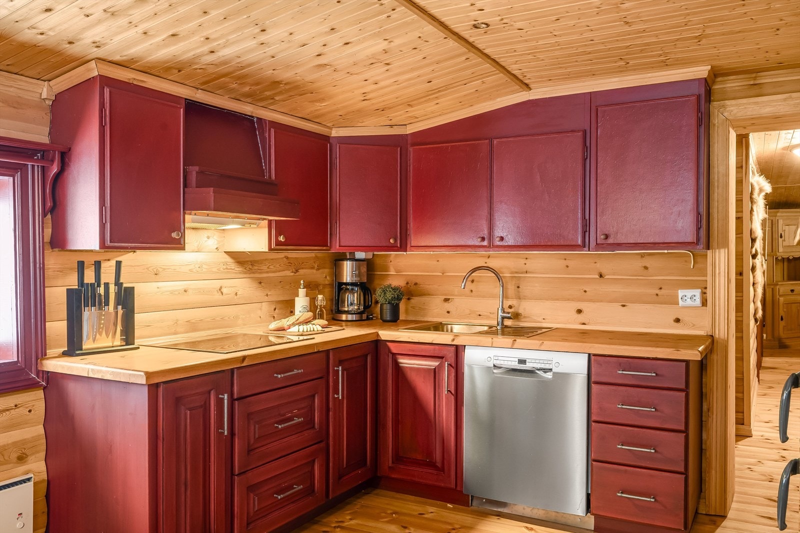 Kjøkkenet har innredning med profilerte fronter og heltre benkeplate. Galleribilde