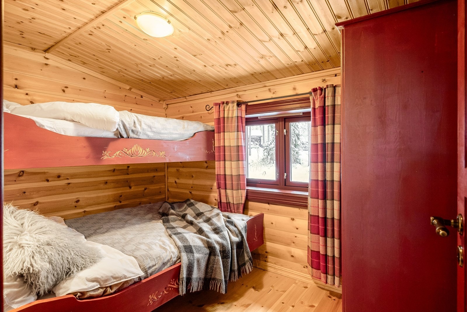 Soverom 2 er idag innredet med familiekøye. Galleribilde