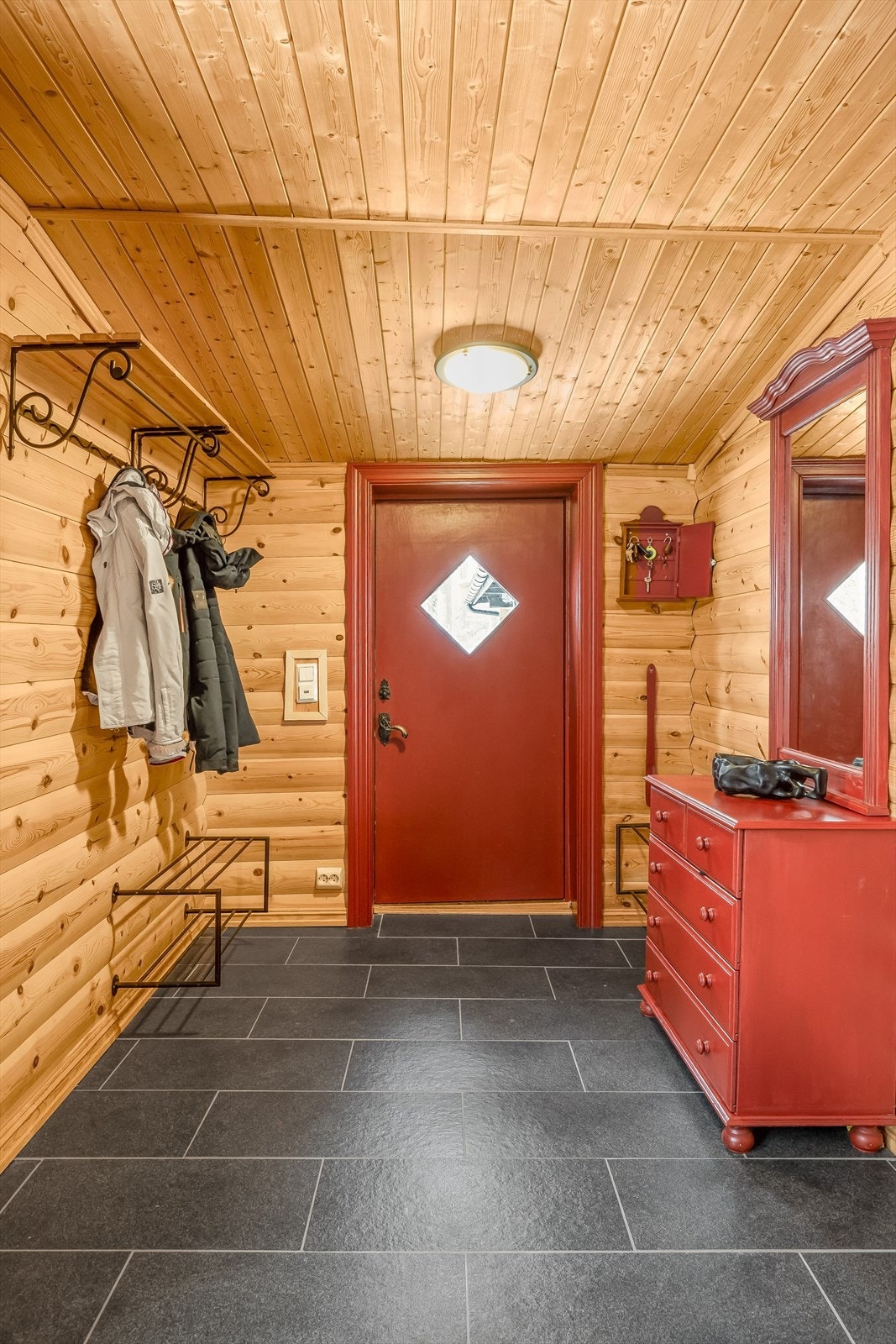 Du ønskes velkommen inn i en stor og flislagt entre med varmekabler i gulvet. Galleribilde