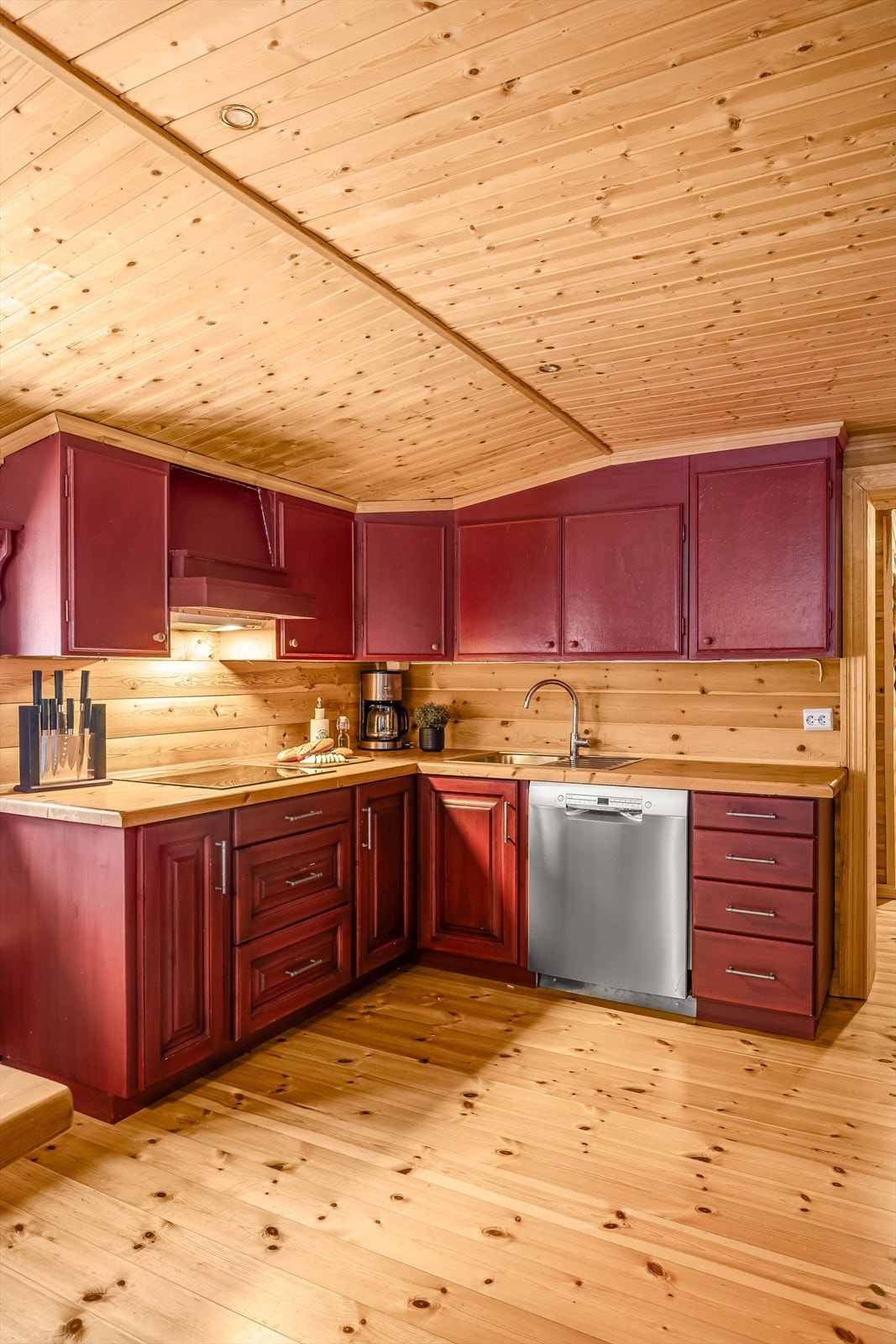 Nye underskap og hvitevarer på kjøkkenet i 2012. Overskapene er eldre. Galleribilde