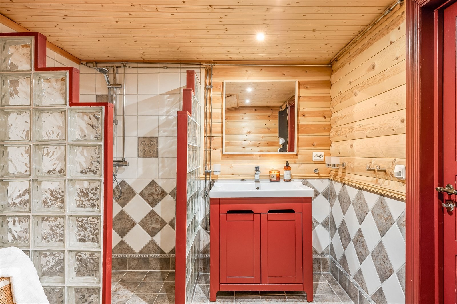 Baderommet ble etablert i 2006 og fikk nye armaturer i 2024. Galleribilde