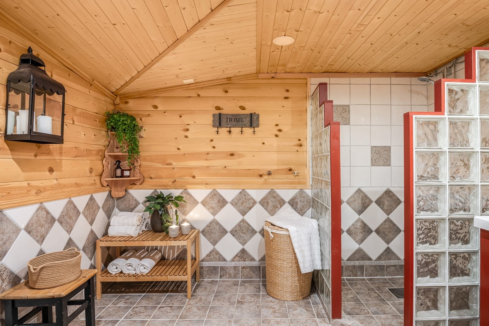 Lekkert baderom med flislagt gulv og gulvvarme. Galleribilde