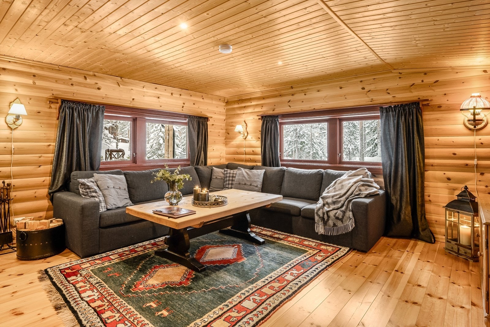 Fritidsboligen har stue/kjøkken/spisestue, bad, vaskerom/teknisk rom, 3 soverom og stue. Galleribilde