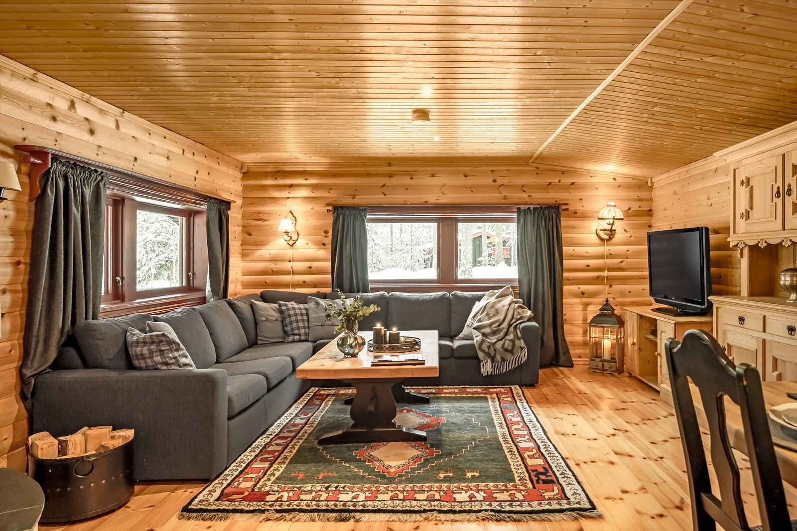 Fin stue med god plass til sofagruppe, salongbord, tv-møblement og andre møbler. Galleribilde