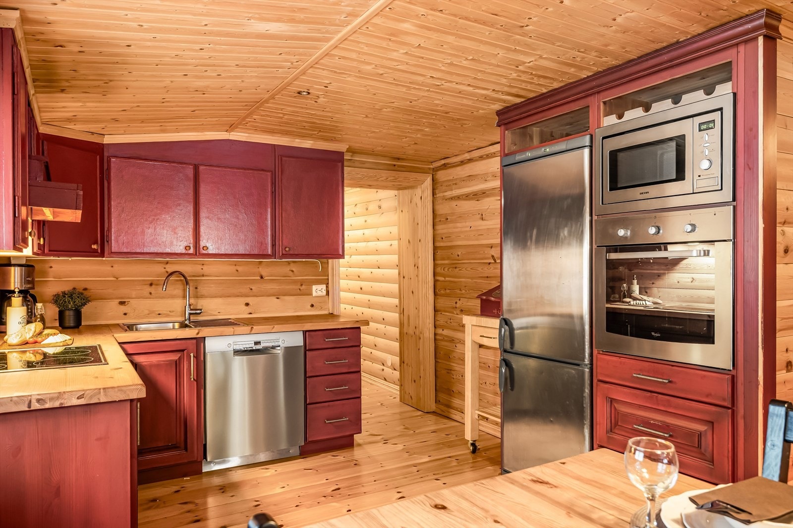 Kjøkkenet er innredet med integrerte hvitevarer som stekeovn, platetopp, oppvaskmaskin, kjøleskap/frys og micro. Galleribilde