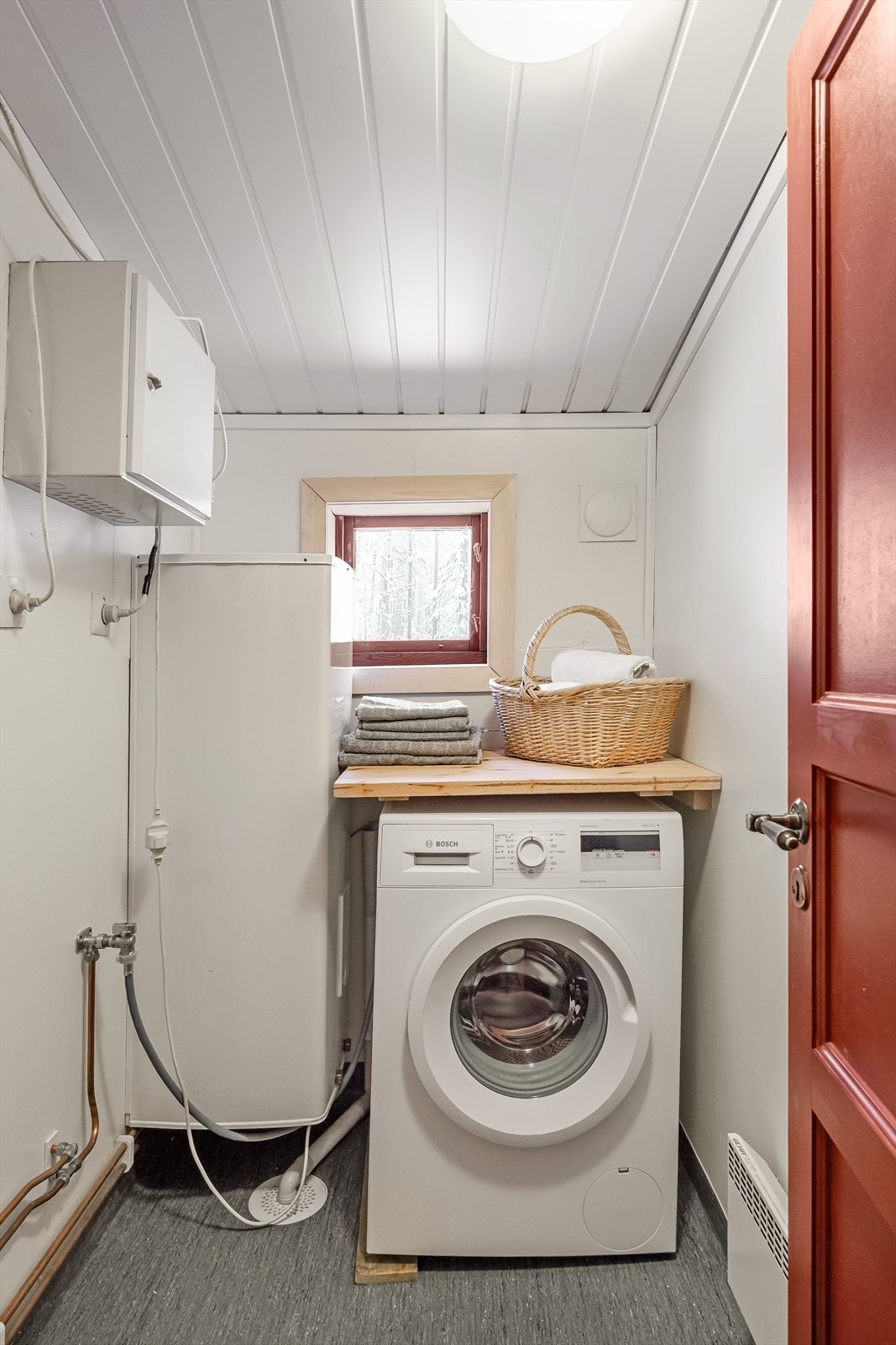 Praktisk vaskerom/tekniskj rom med opplegg for vaskemaskin etc. Galleribilde