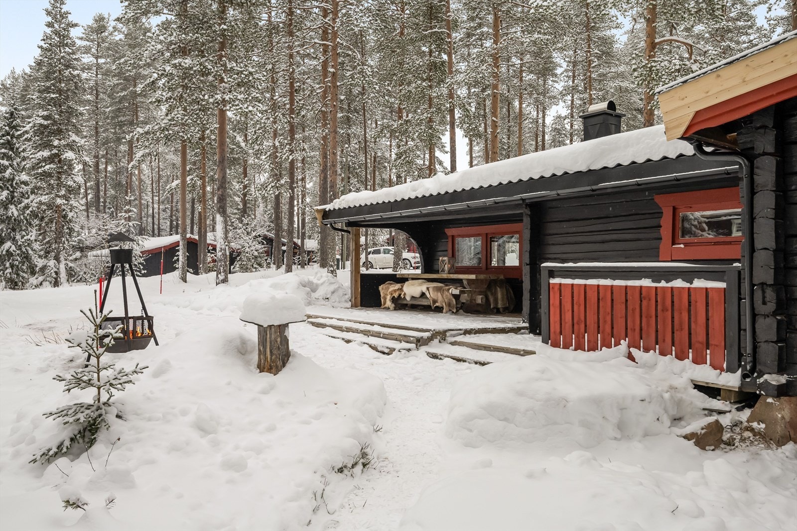 Fritidsboligen har en stor og solrik terrasse mot vest på ca. 29 kvm. Ca. 10 kvm av denne er overbygget. Galleribilde