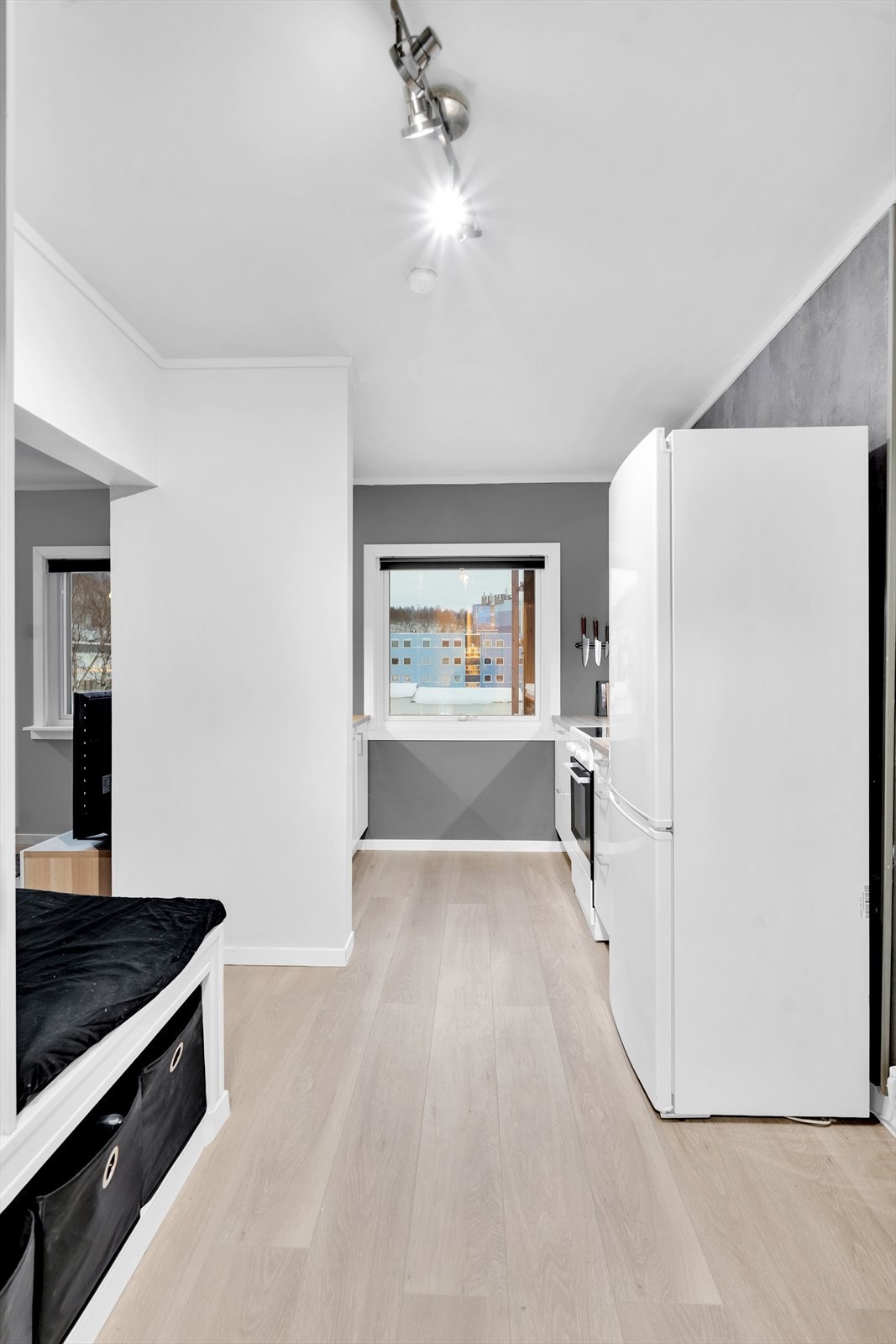 Velkommen inn! Lys og romslig entré med praktisk oppbevaringsløsning. Galleribilde