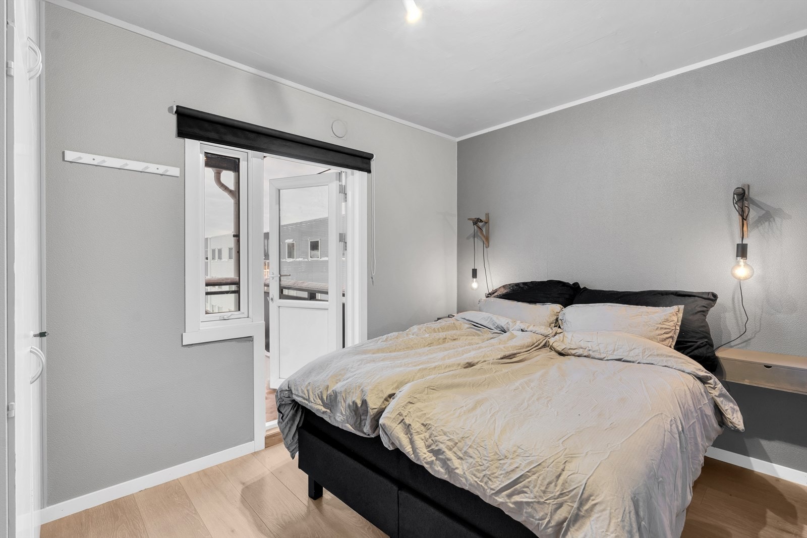 Soverom med god plass til stor seng, samt direkte adkomst til balkong. Galleribilde