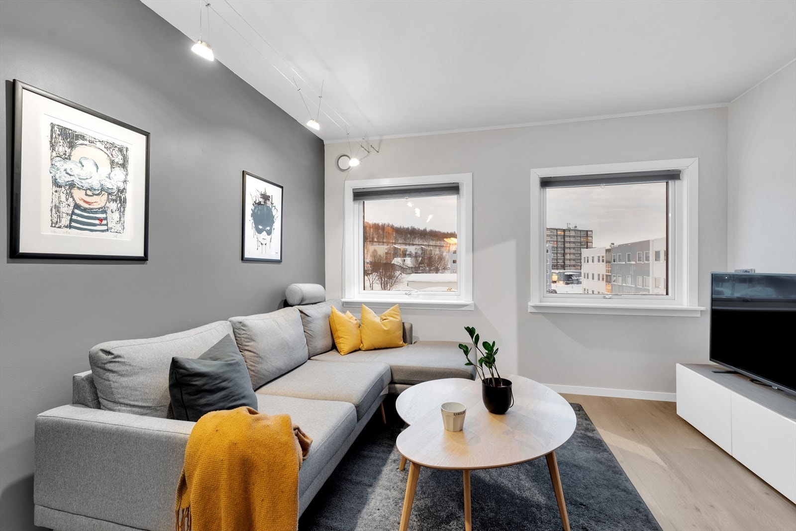 Leiligheten har store vindusflater som slipper inn rikelig med naturlig lys. Galleribilde