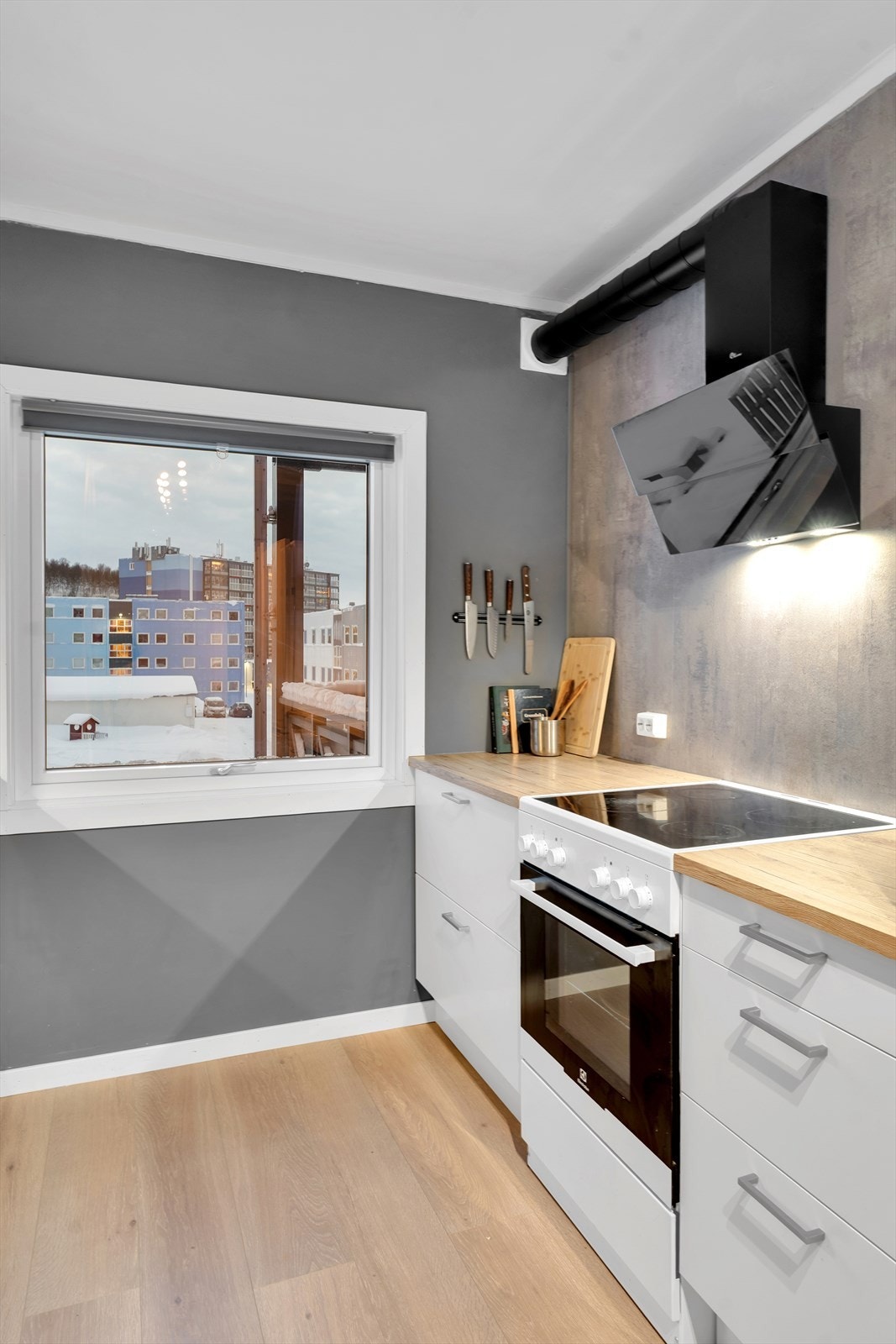 Kjøkkenet byr på god oppbevaringsplass. Galleribilde