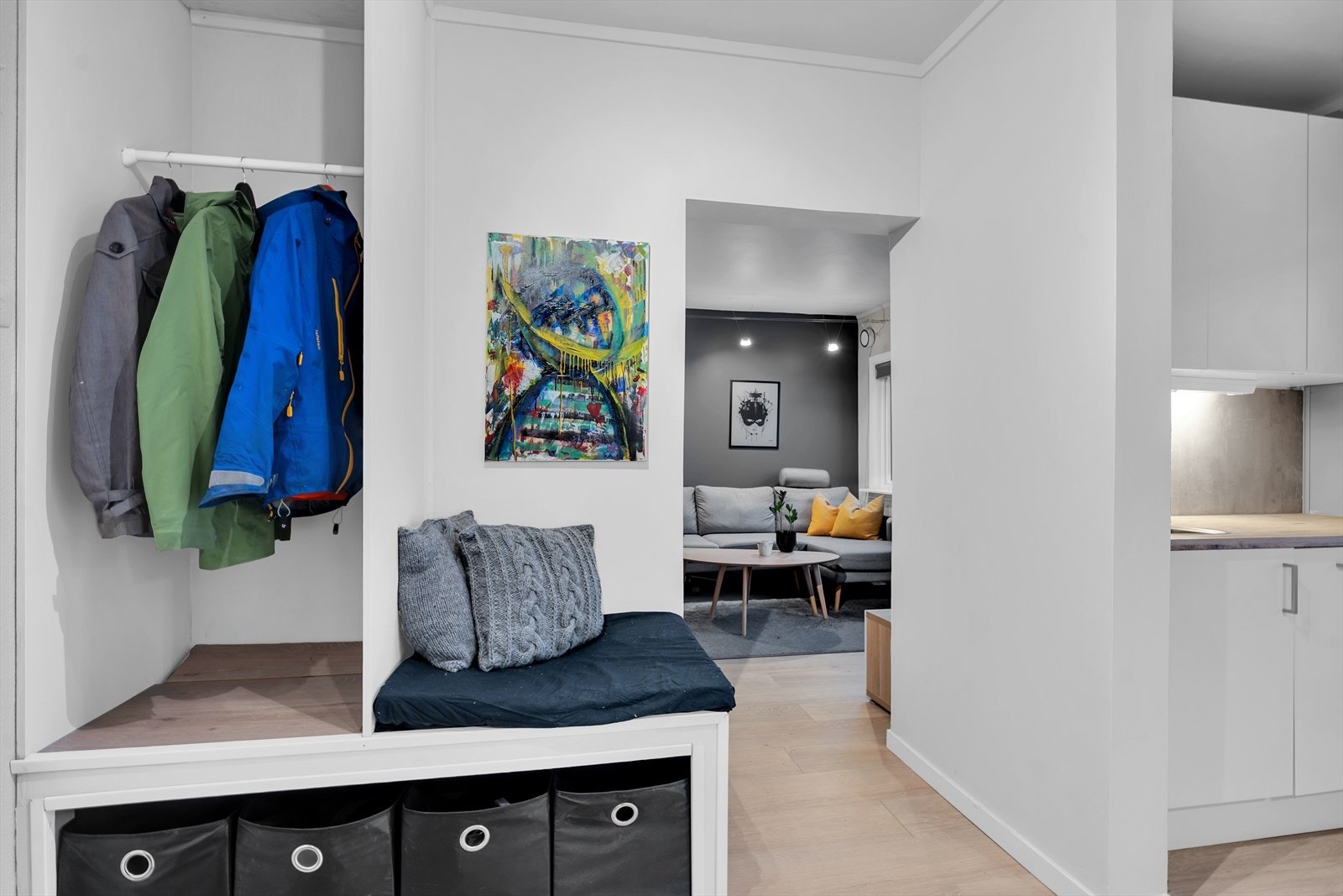 Her finner du også stativ med mulighet for oppheng av yttertøy. Galleribilde