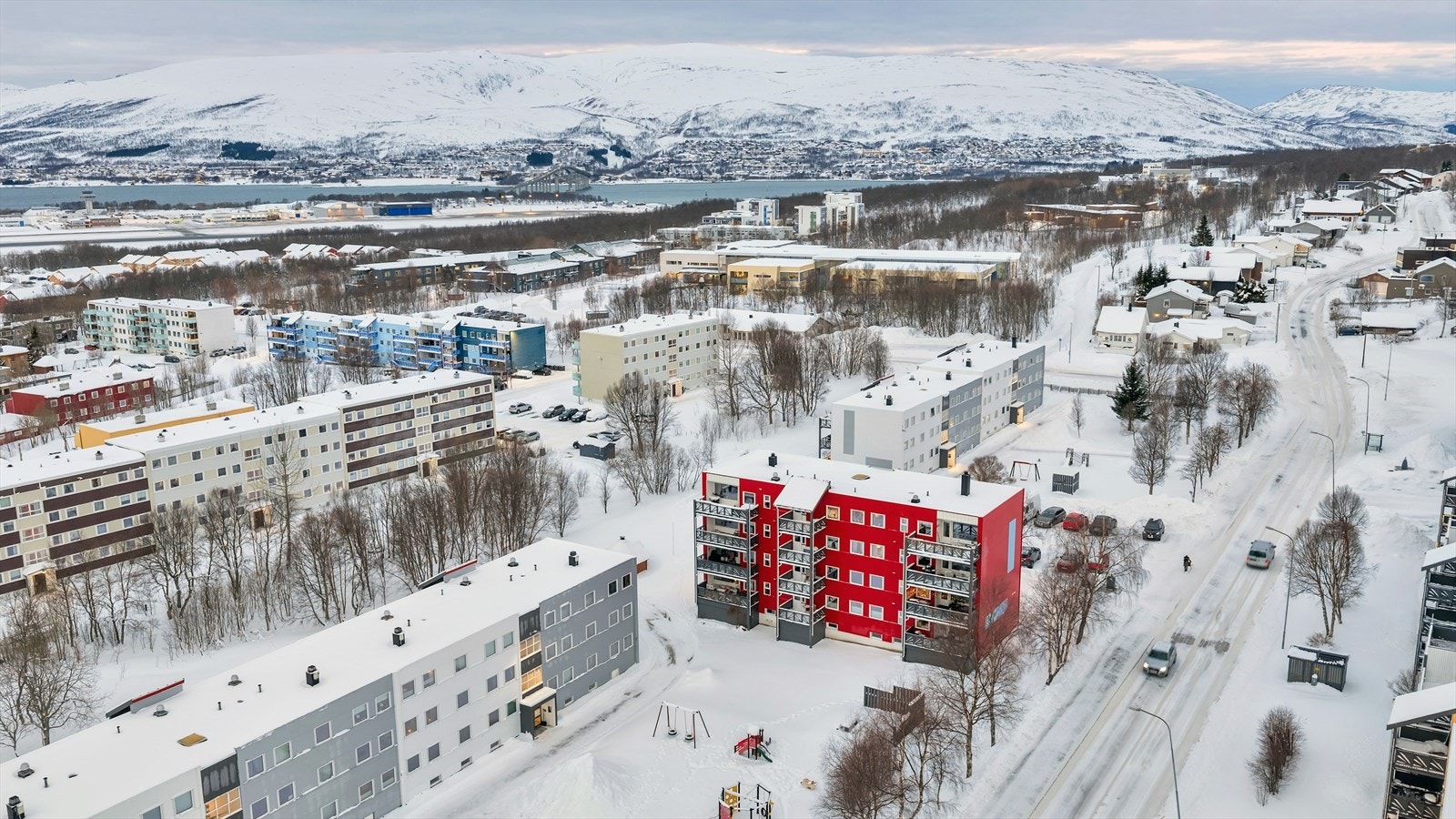 Boligen har beliggenhet på Håpet - et område kjent for sin solrike og familievennlige beliggenhet. Galleribilde