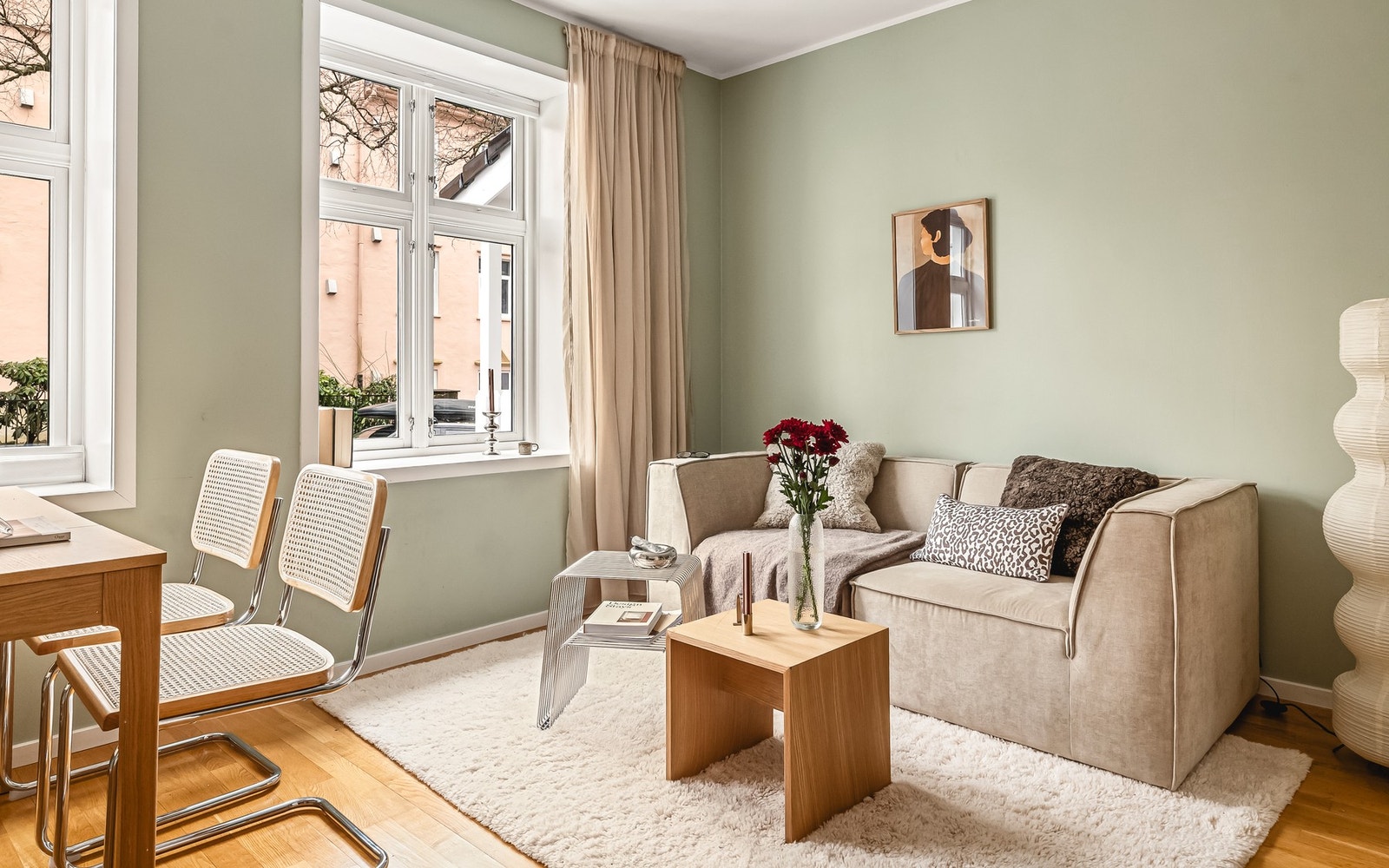 Velkommen inn i den åpne stue/kjøkken løsningen. Her er det godt med lysinnslipp fra 2 store vinduer som komplimenterer fargen på veggen. Galleribilde