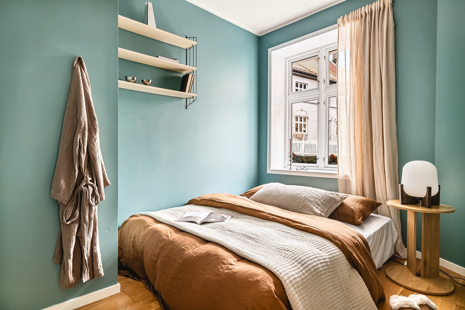 Leilighetens soverom på 9kvm har en god planløsning og her kan du innrede med en stor seng, ha ett garderobe skap i enden og ha pult stående på siden! Galleribilde