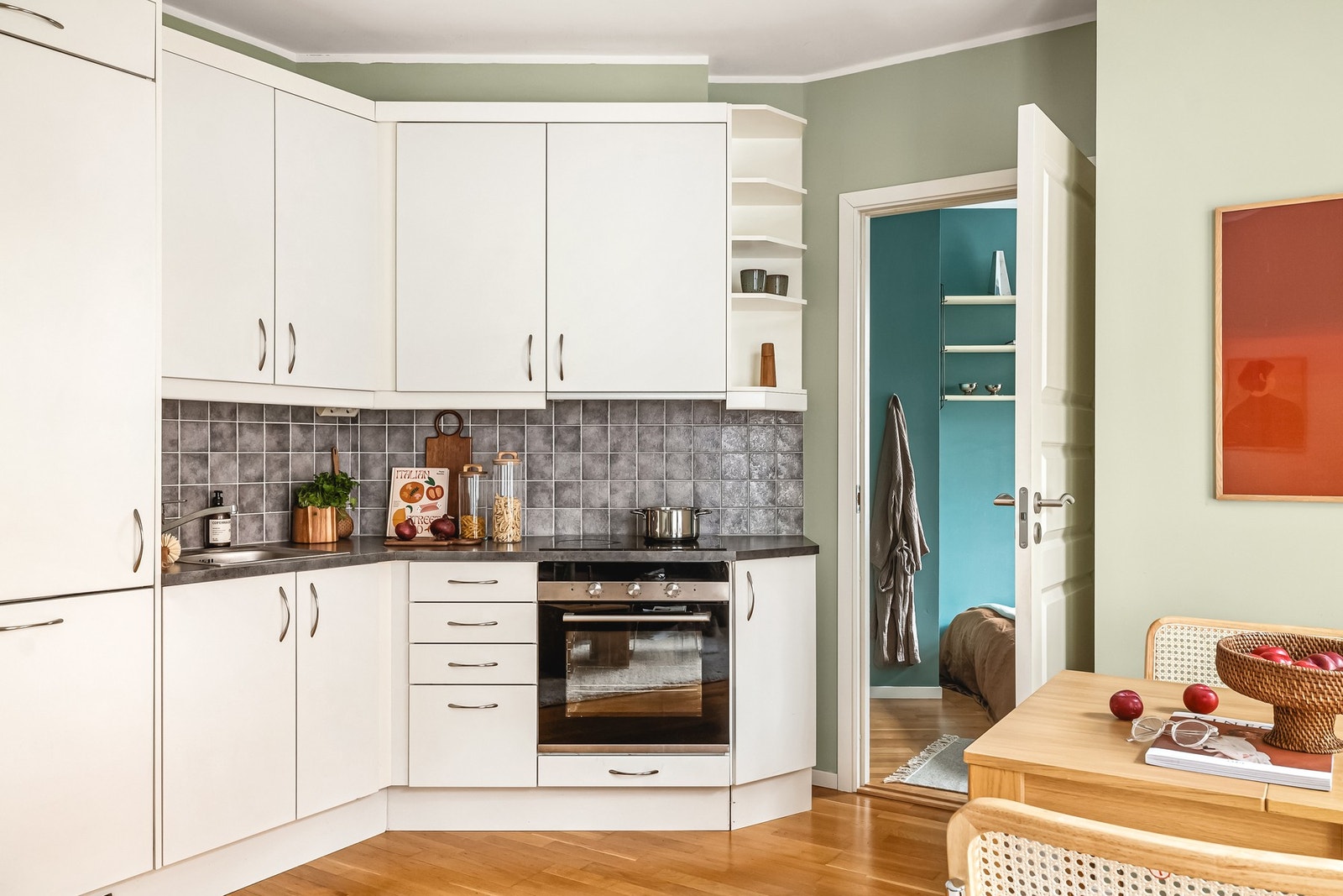 På kjøkkenet er det integrert stekeovn, platetopp, ventilator, oppvaskmaskin og kjøleskap. Galleribilde