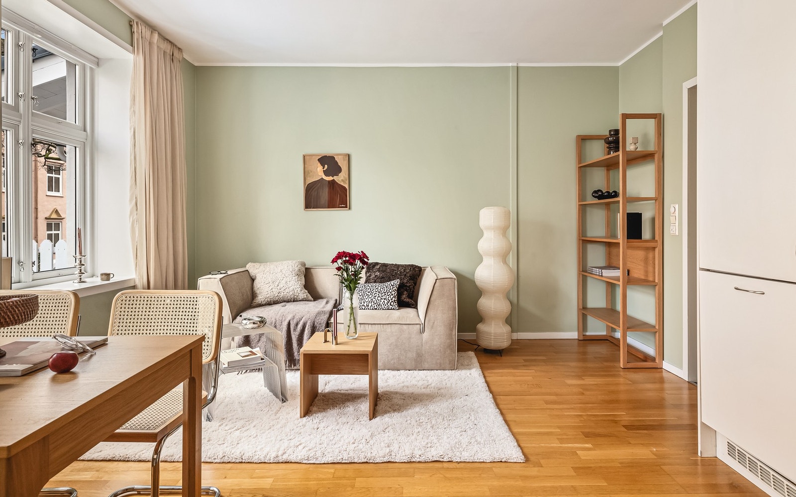 I stuen er det også varme i gulv som holder godt å varmt gjennom årstiden vi er inne i nå. Galleribilde