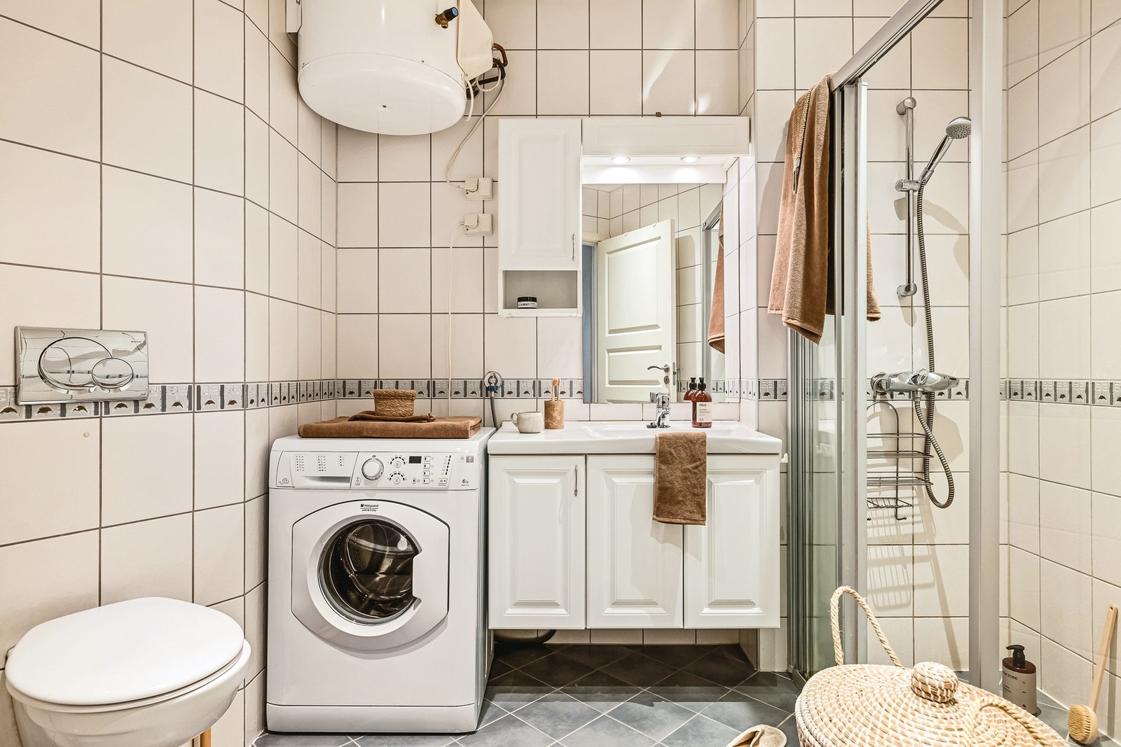 Badet har varmekabler og innfelte downlights i himling. Rørskap og bereder er plassert på badet. Galleribilde