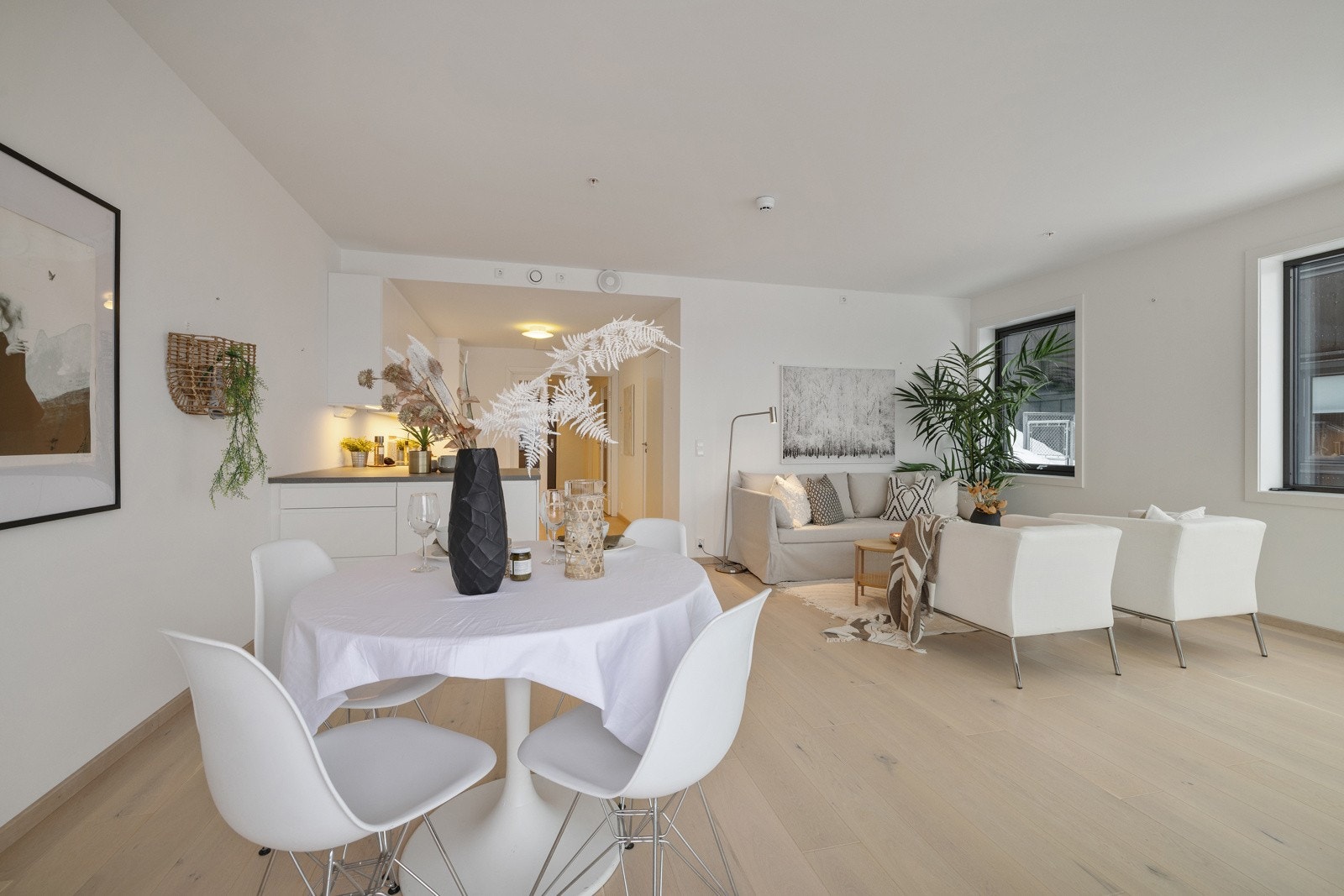 Vannbåren gulvvarme tilknyttet felles varmeanlegg i entré og stue/kjøkken. Galleribilde