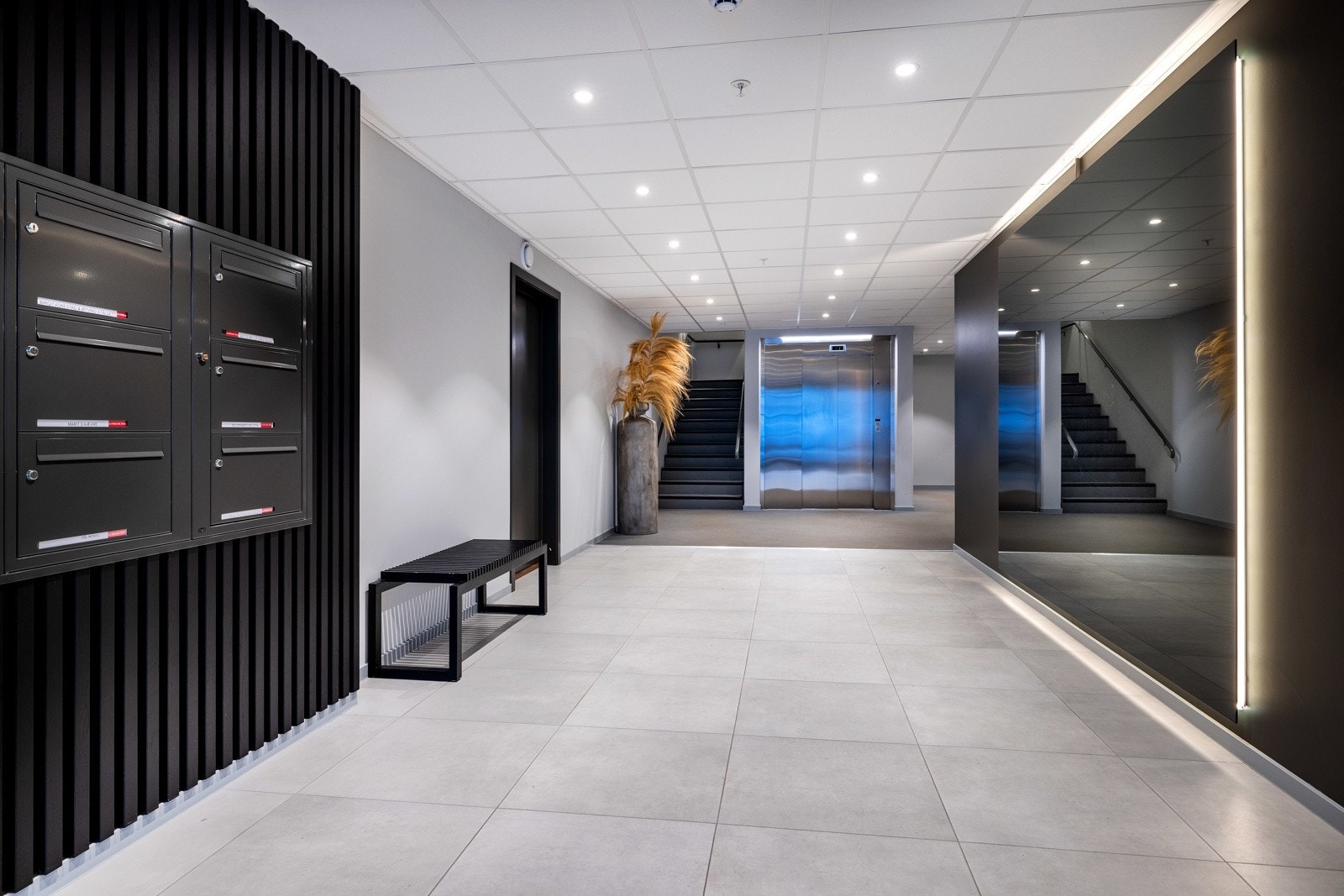 Delikate fellesarealer. Felles entré/gang i 1.etasje med inngang til bod, trappegang og heis. Galleribilde