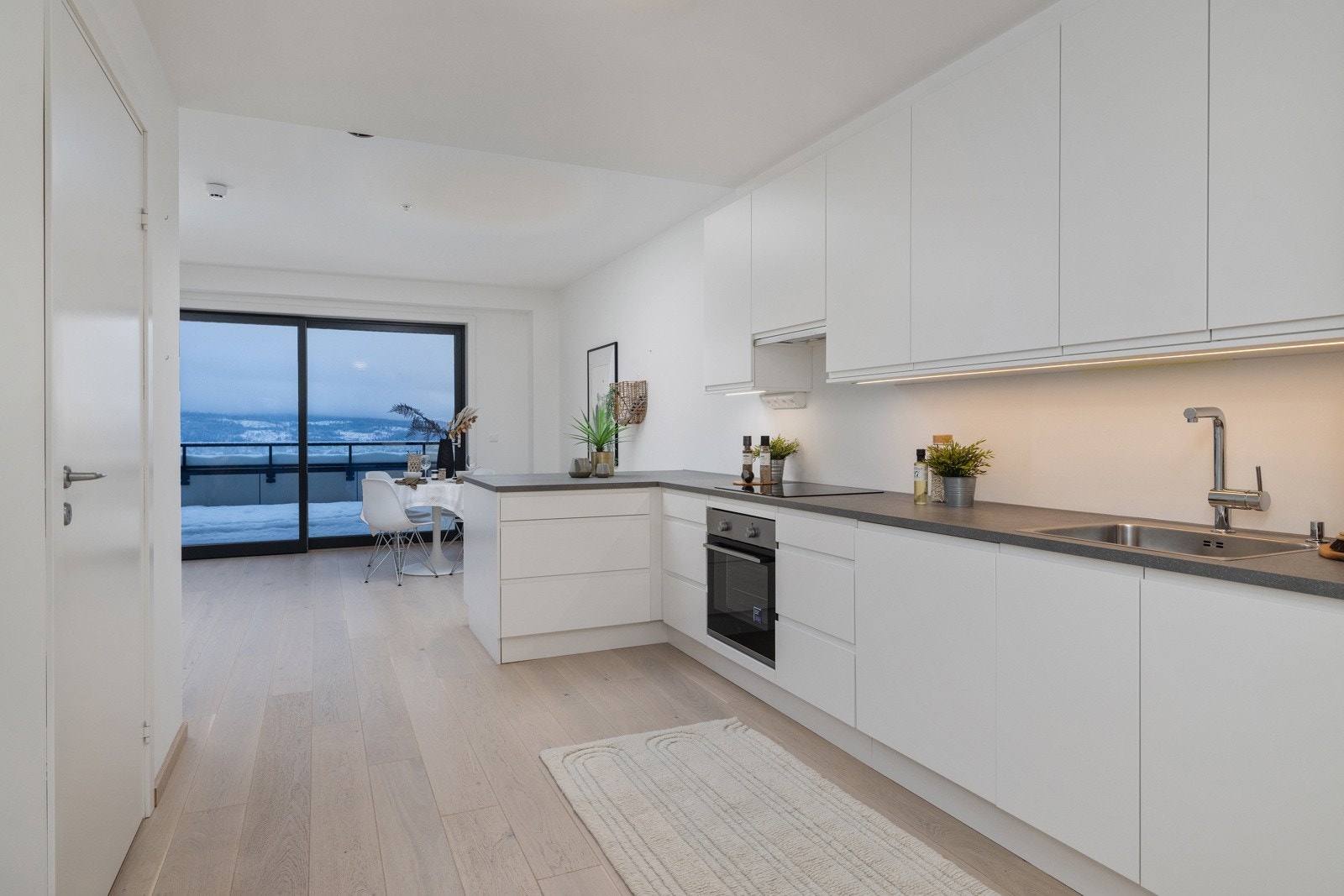 Stilrent og moderne kjøkken fra Huseby med glatte fronter, rene linjer og godt med oppbevaringsplass. Galleribilde