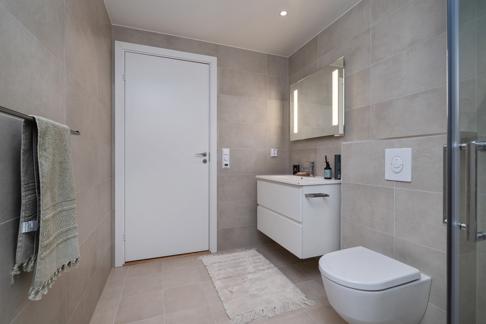 Opplegg for vaskemaskin på badet. Galleribilde