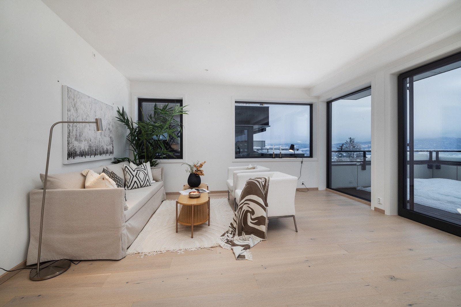 Gulvet er dekket lyst parkettgulv med vannbåren varme og veggene er holdt i nøytrale toner, noe som gjør det enkelt å sette sitt personlige preg. Galleribilde